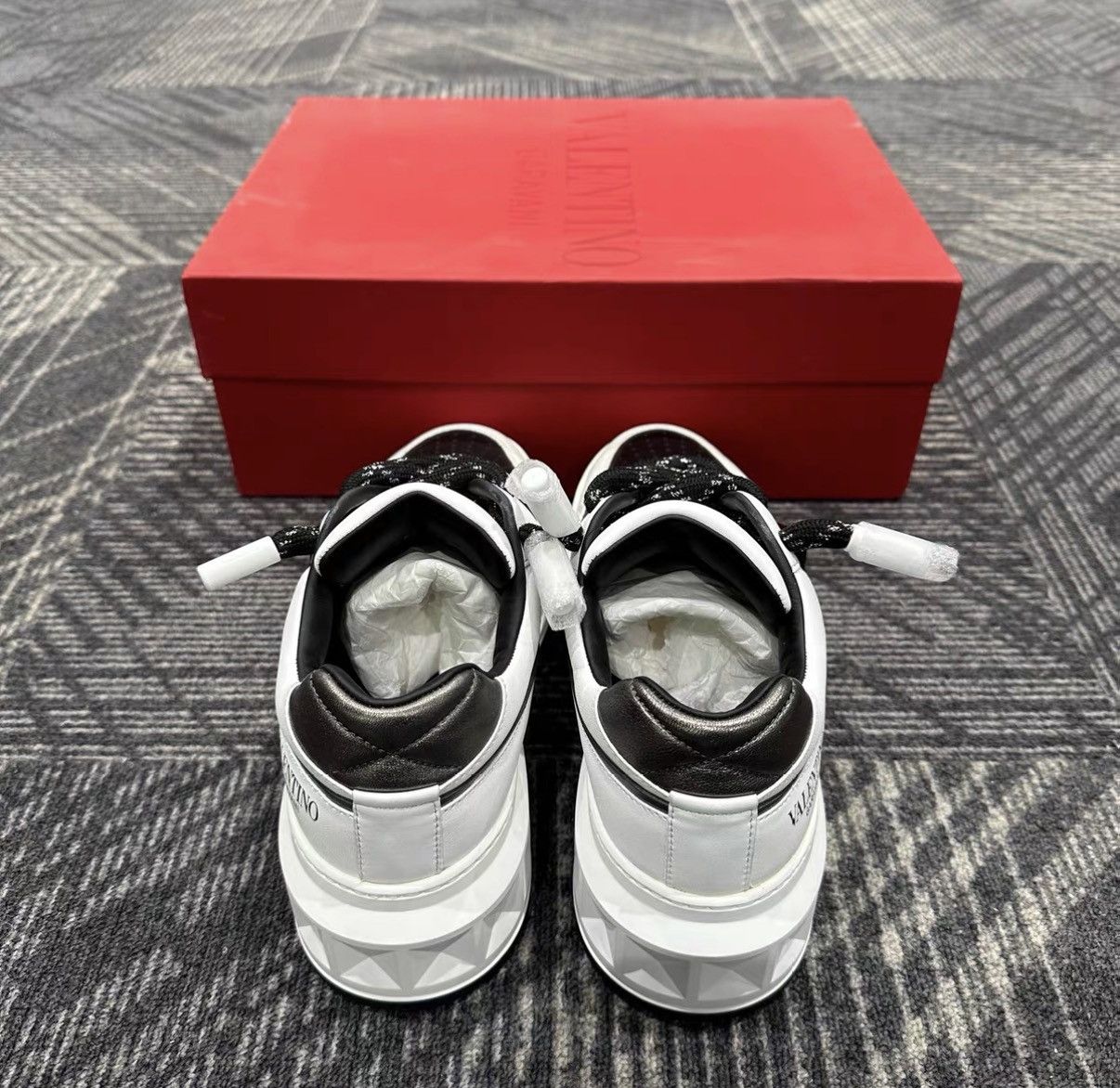 Valentino Valentino One Stud Leather Black & White Panda Sneakers J42 Size US 7 / EU 40 - 3 Thumbnail