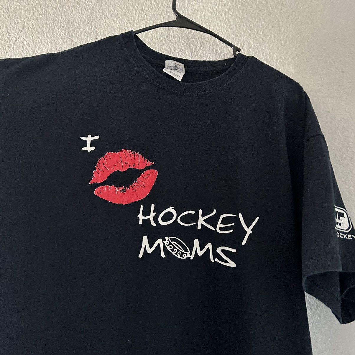 Gildan Y2K I Love Hockey Moms T-Shirt Men’s XL Size US XL / EU 56 / 4 - 2 Thumbnail