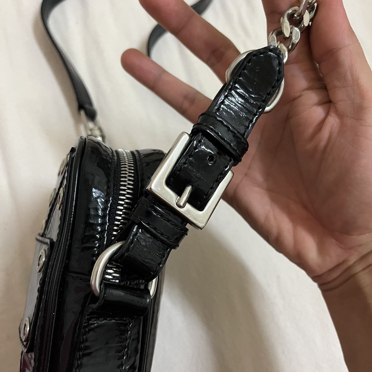 Versus Versace × Vintage Authentic Versus Versace Vernis Leather Chain Style Slingbag Size ONE SIZE - 7 Thumbnail