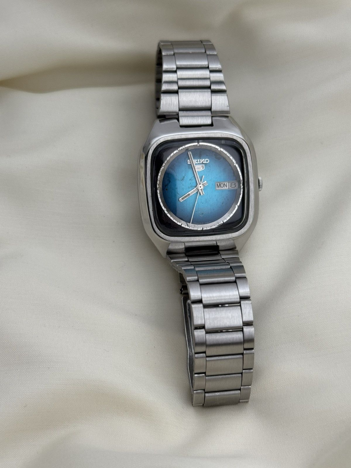 Seiko Seiko 5 Japan Vintage TV Case Blue Fade Dial 21J Automatic Size 36 - 14 Thumbnail