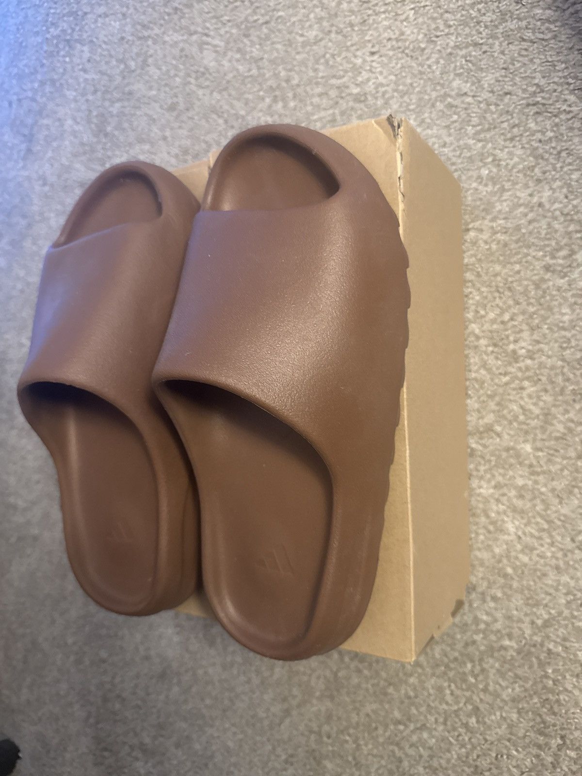 Yeezy Yeezy Slide Flax Size US 10 / EU 43 - 2 Thumbnail