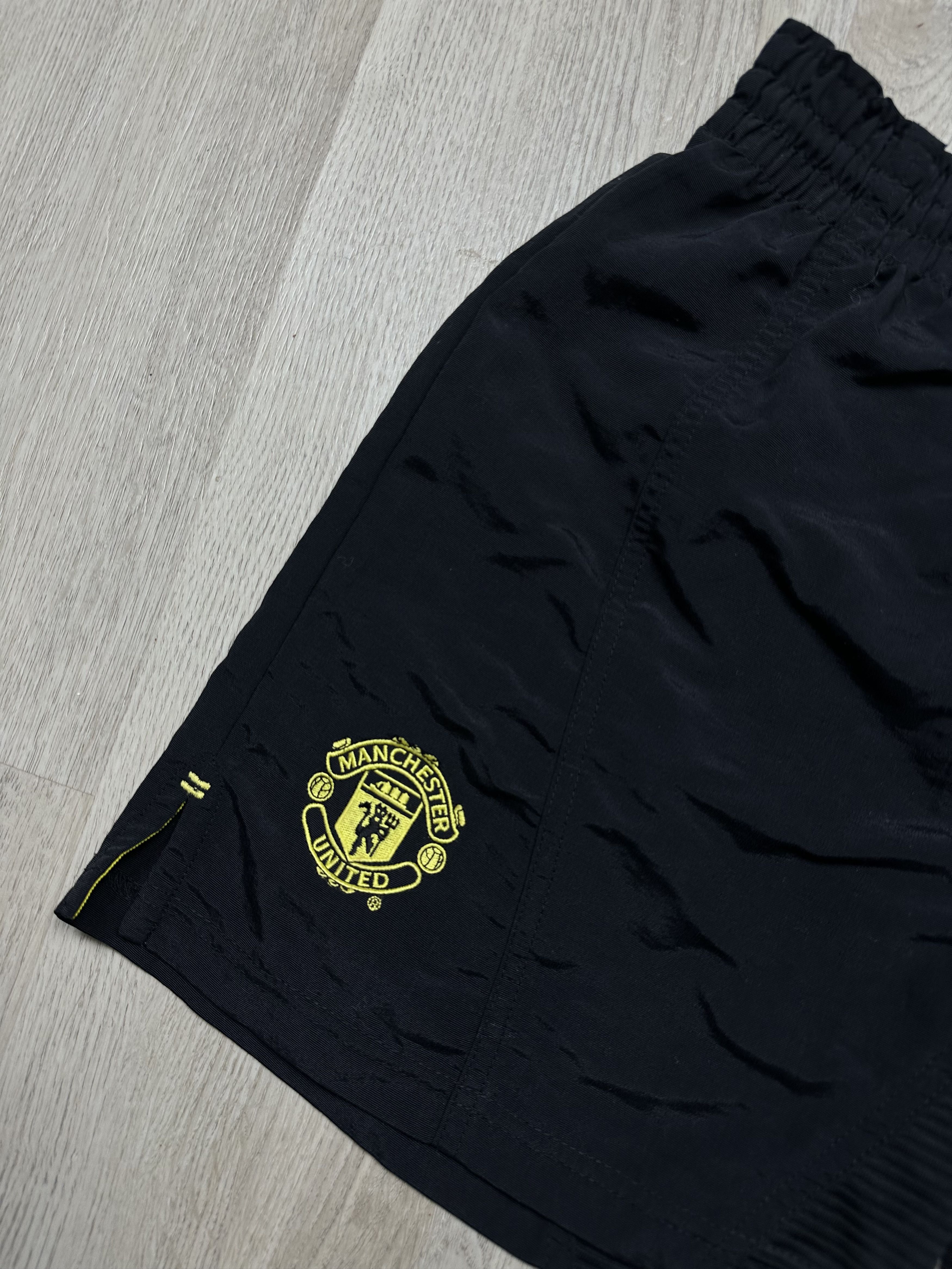 Umbro Umbro Manchester United Vintage Nylon Shorts Size US 28 / EU 44 - 3 Thumbnail