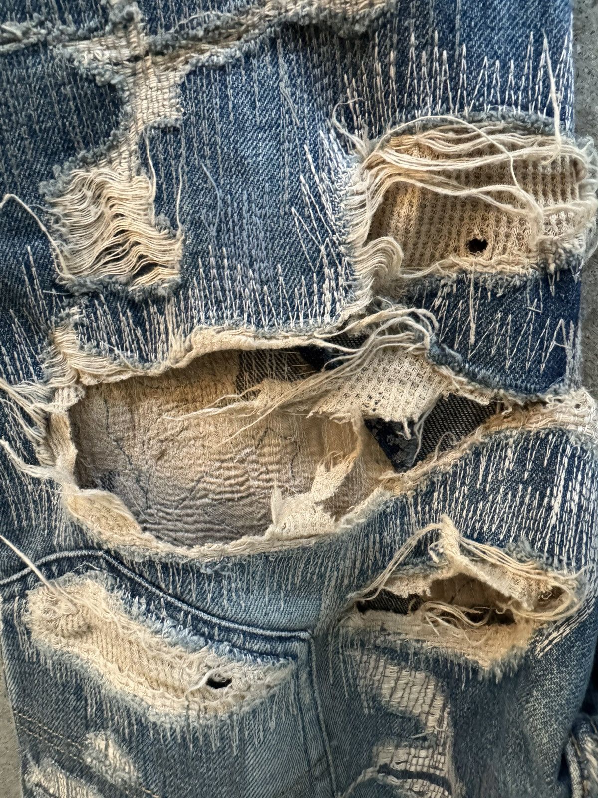 Jun Takahashi × Undercover ARCHIVE UNDERCOVER AW05 ARTS AND CRAFTS 85 DENIM JEANS Size US 28 / EU 44 - 9 Thumbnail