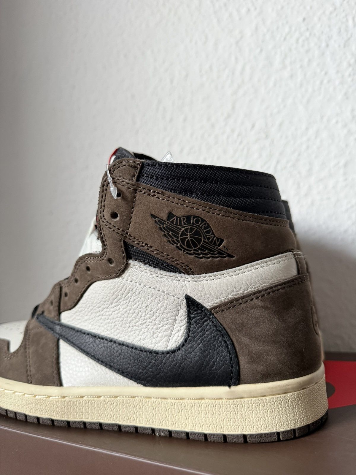 Jordan Brand × Travis Scott Jordan 1 High x Travis Scott mocha Size US 7.5 / EU 40-41 - 3 Thumbnail