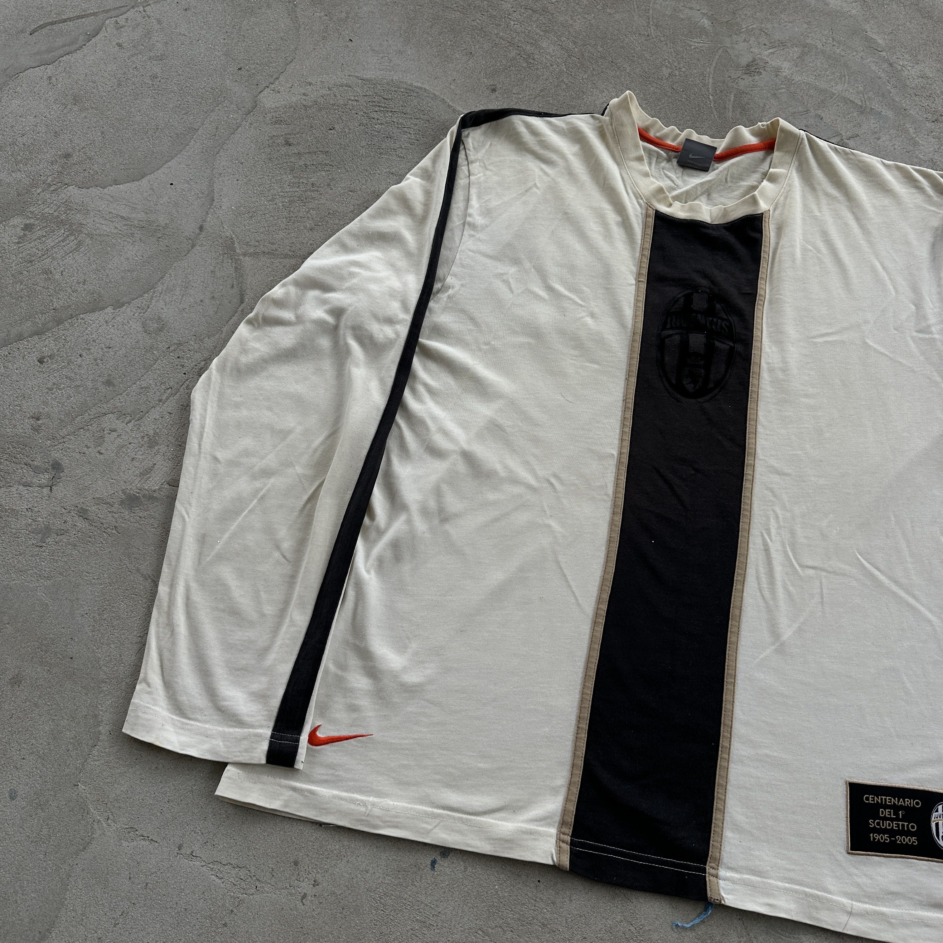 Nike Vintage Nike Juventus Long Sleeve Tee Centre Logo Faded XL Size US XL / EU 56 / 4 - 3 Thumbnail