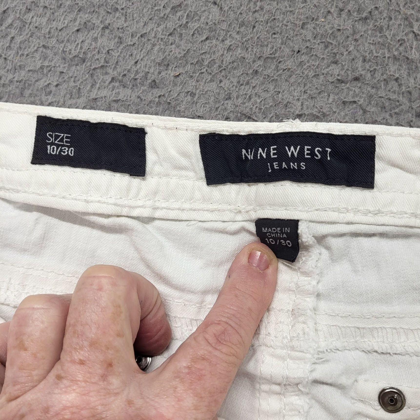 Nine West Nine West Capri Jeans White Denim Bling Embroidered Missy 10 Womens Regular Pants - 5-Pocket Knit? Size 32" / US 10 / IT 46 - 3 Thumbnail