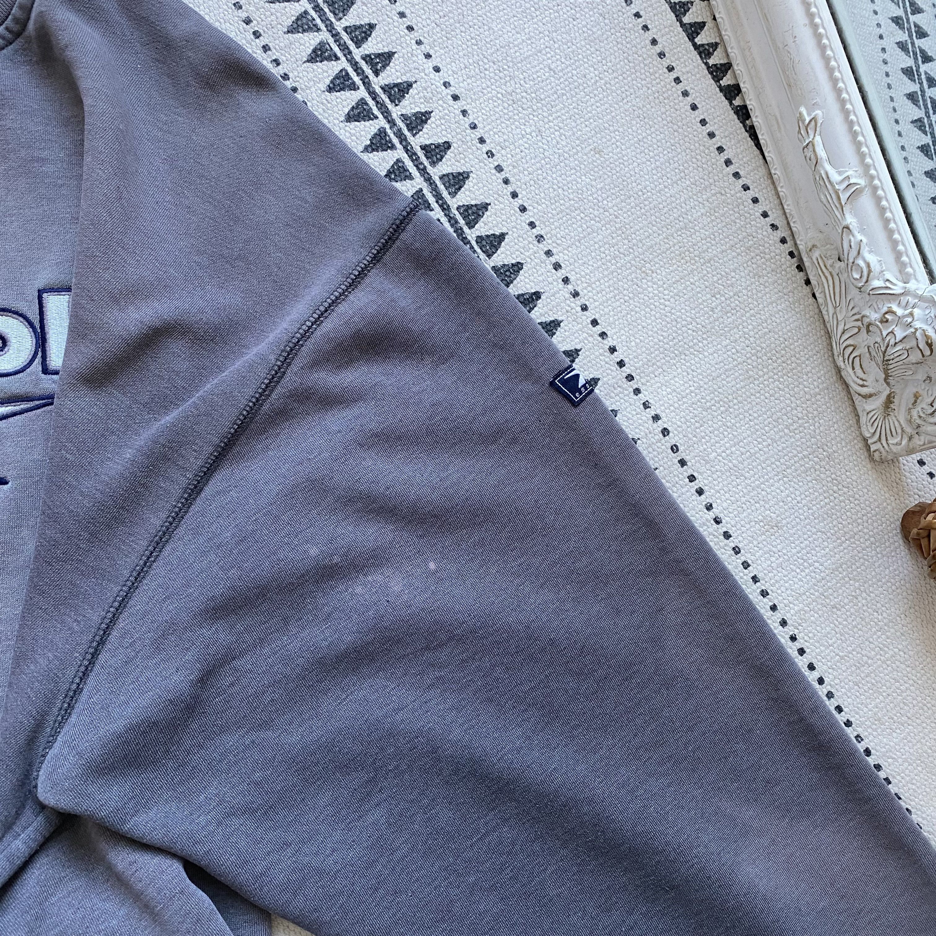 Reebok Trashed Vintage 90s Reebok essential sweatshirts center logo Size US L / EU 52-54 / 3 - 9 Thumbnail