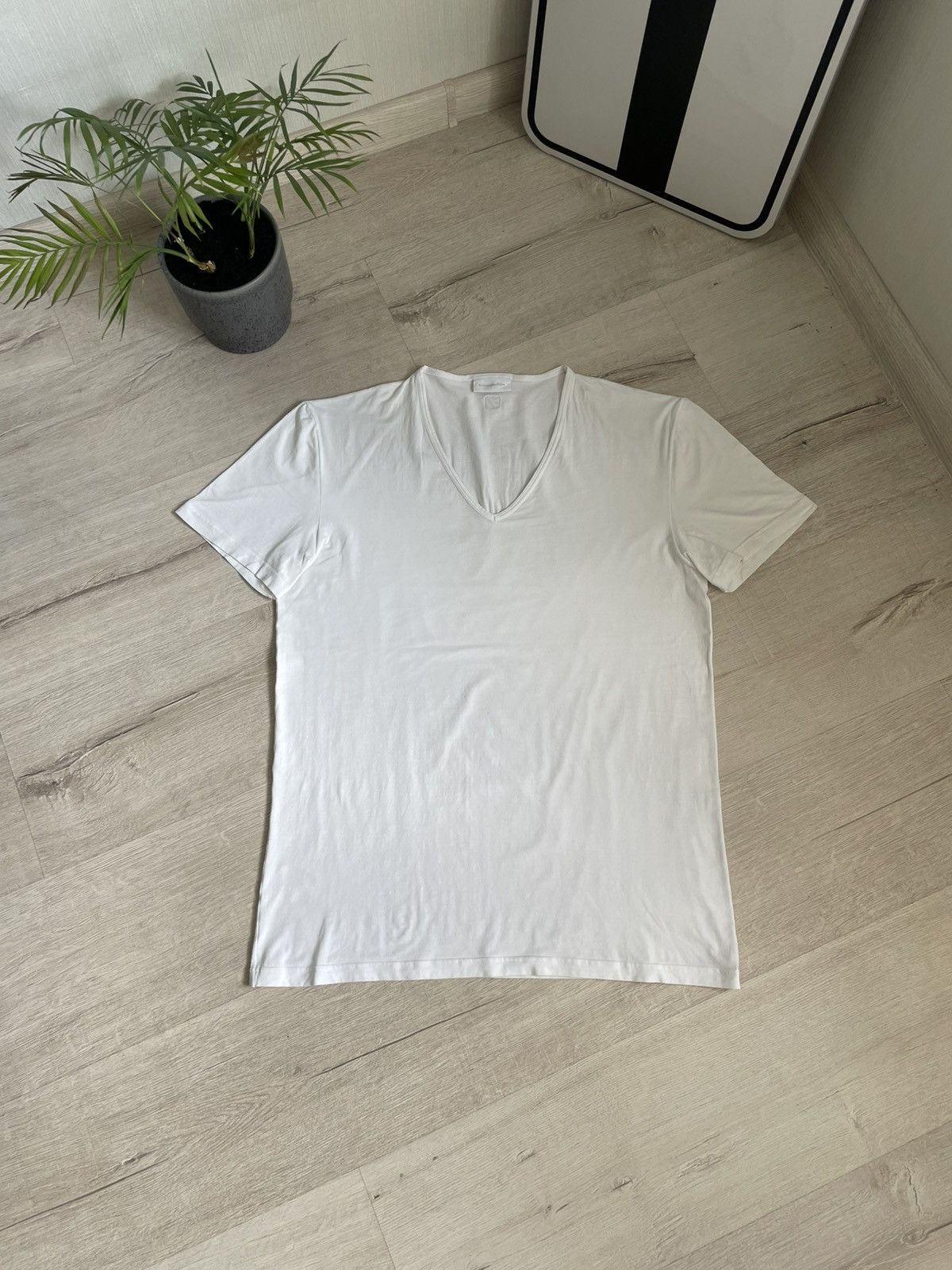 Ermenegildo Zegna Ermenegildo Zegna V-neck Luxury Tee White Key Larg Style Y2k Size US XL / EU 56 / 4 - 1 Thumbnail