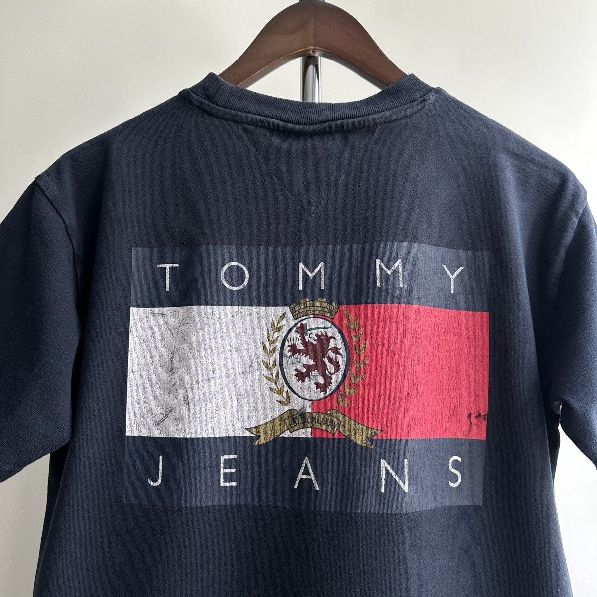 Tommy Hilfiger × Vintage Vintage Tommy Hilfiger Jeans Big Logo Tee Size US S / EU 44-46 / 1 - 2 Thumbnail
