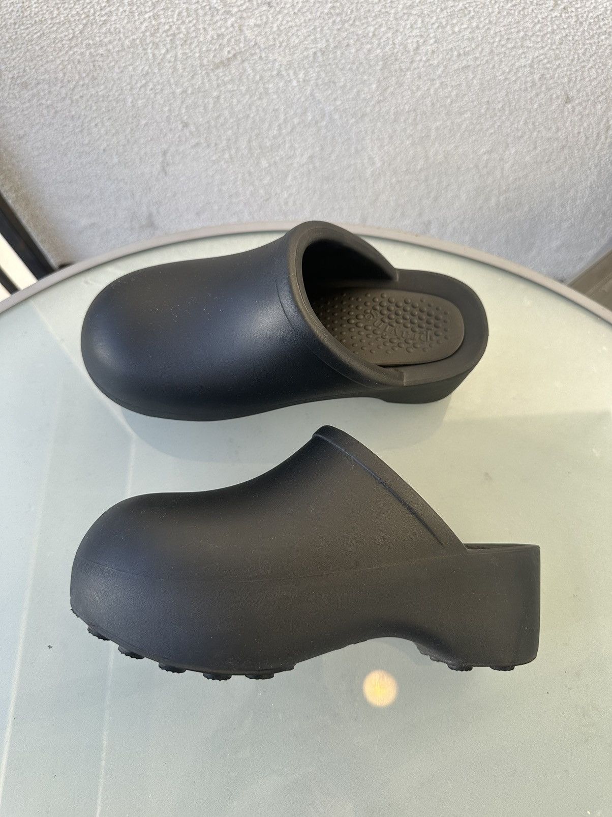 【関税込み】Praying ブラック Praying クロッグ Praying Praying Clogs in Black | Grailed