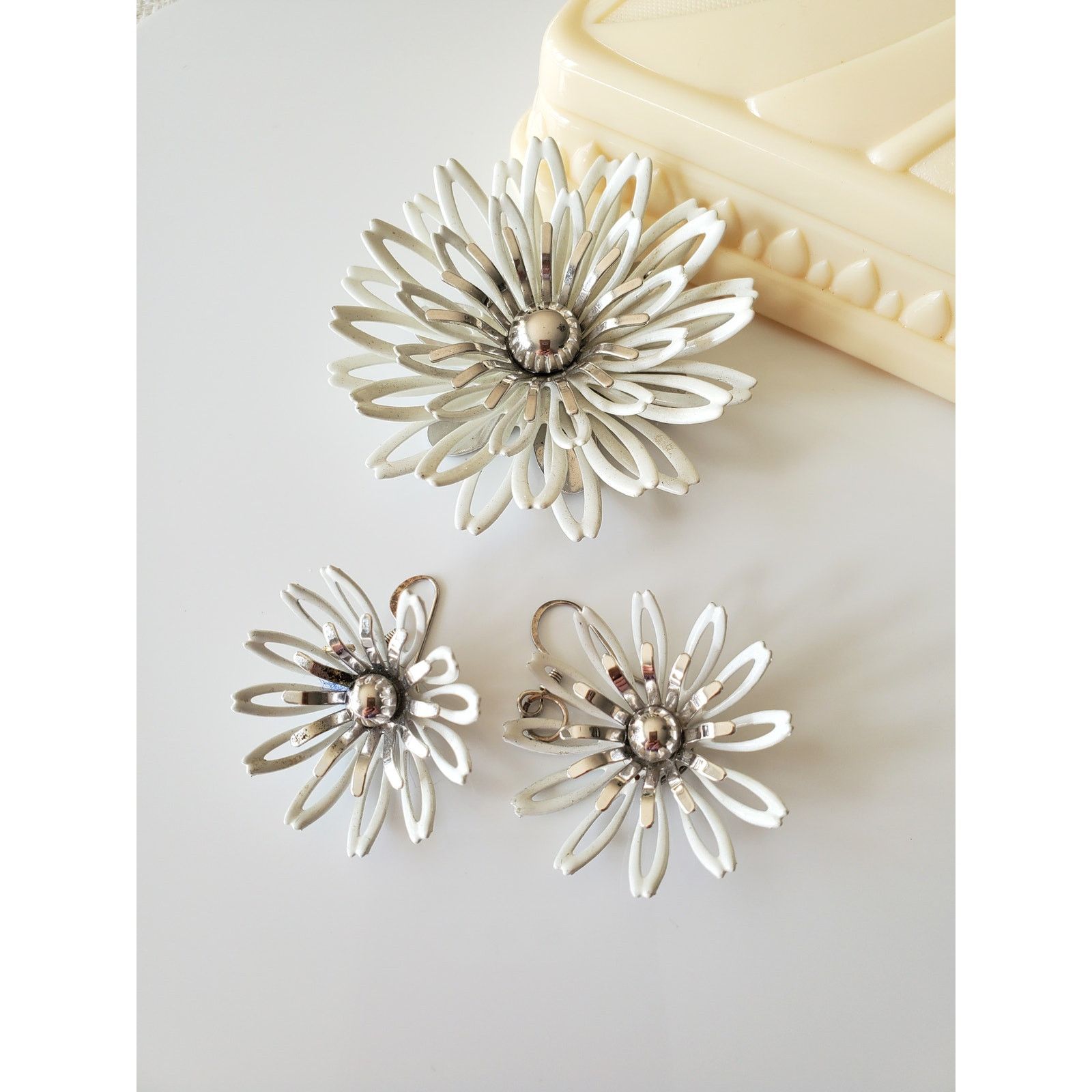 Other Sarah Coventry White Enamel Metal Flower Brooch Earring Set Size ONE SIZE - 6 Thumbnail