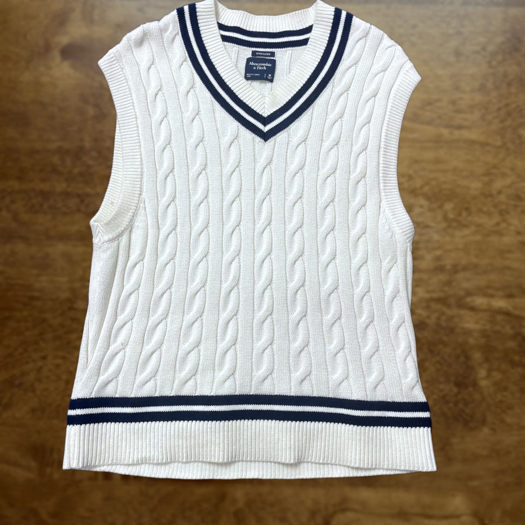 Abercrombie & Fitch Abercrombie & Fitch Sweater Vest Womens M White Cable Knit V Neck Oversized Size M / US 6-8 / IT 42-44 - 1 Thumbnail