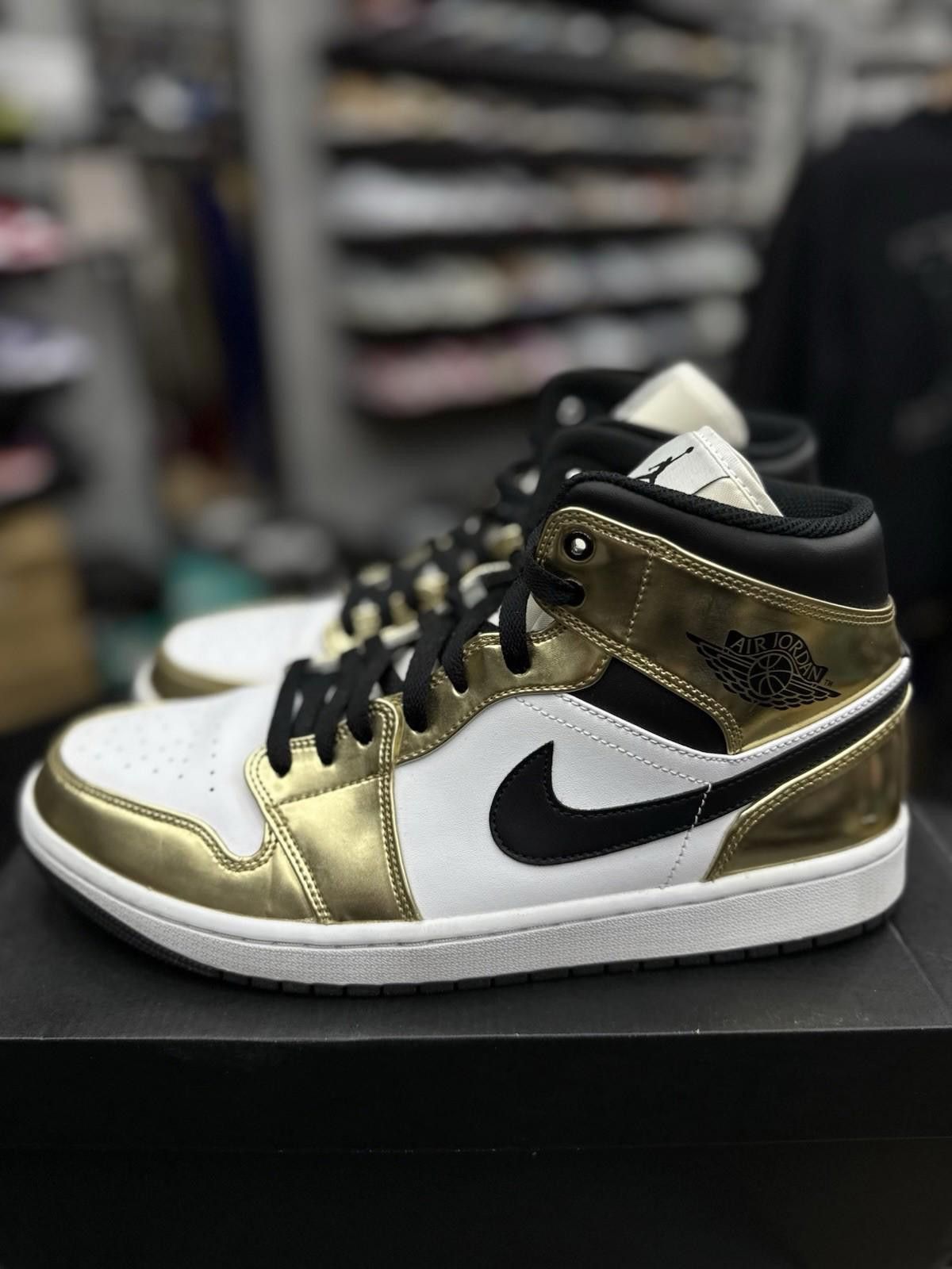 Jordan Brand Jordan 1 Mid SE Metallic Gold 2020 Gold Black 11 DC1419-700 Size US 11 / EU 44 - 5 Thumbnail