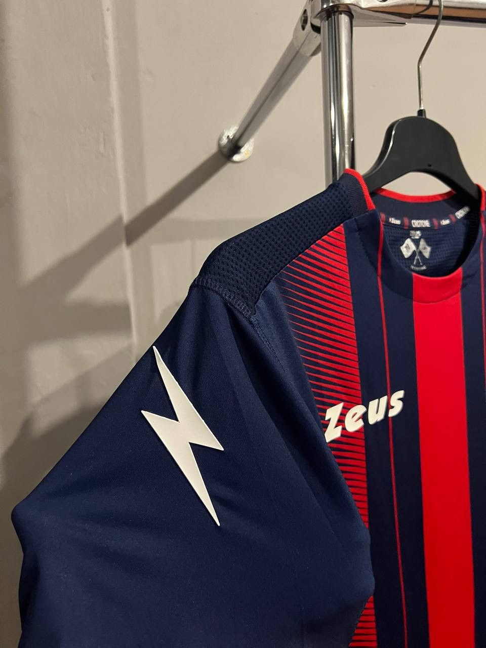 Sports Specialties 2018/19 CROTONE FC HOME SOCCER JERSEY FOOTBALL SHIRT ZEUS L Size US L / EU 52-54 / 3 - 7 Thumbnail
