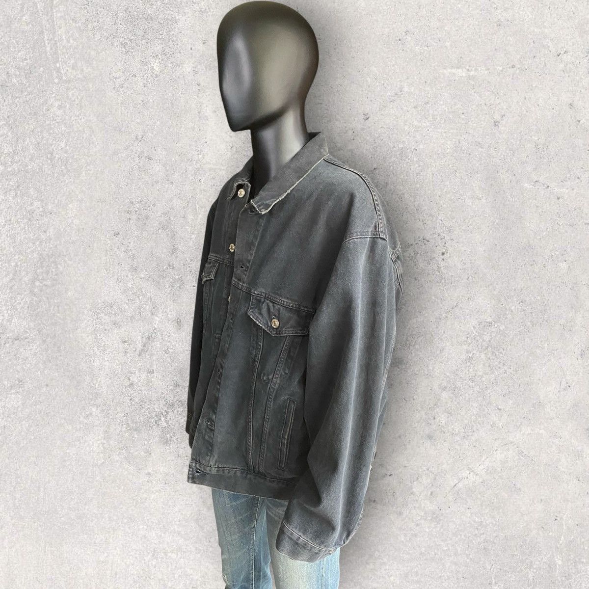 Balenciaga Balenciaga Logo Spray Oversize Trucker Denim Jacket Size US S / EU 44-46 / 1 - 4 Thumbnail