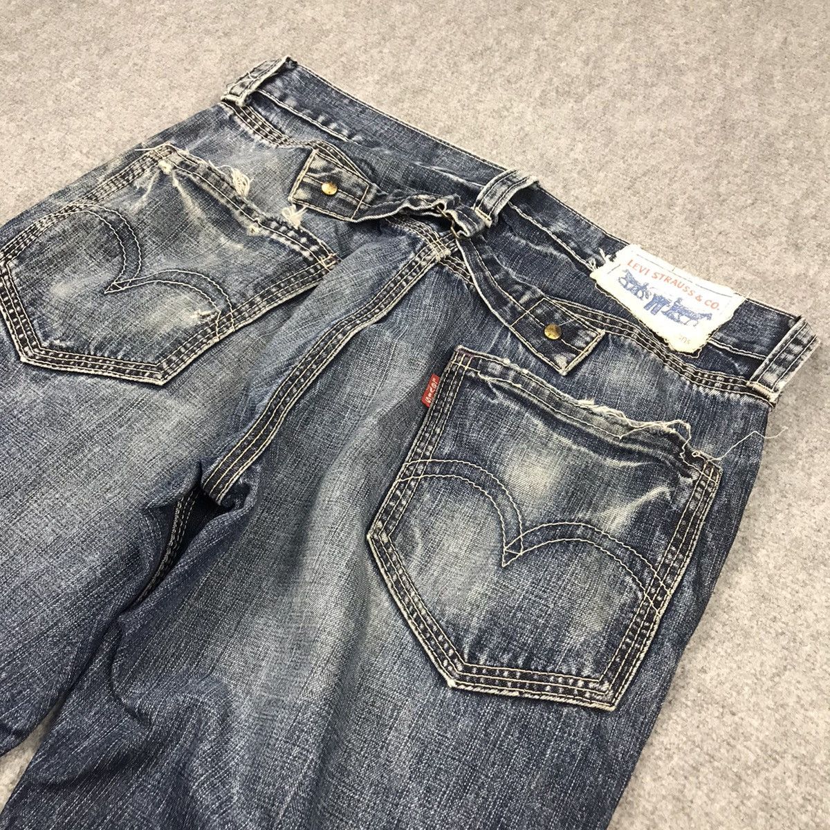 Levi's Vintage Clothing RIPPED DISTRESSED LEVIS BLUE DENIM BAGGY PANTS 142 Size US 34 / EU 50 - 13 Thumbnail