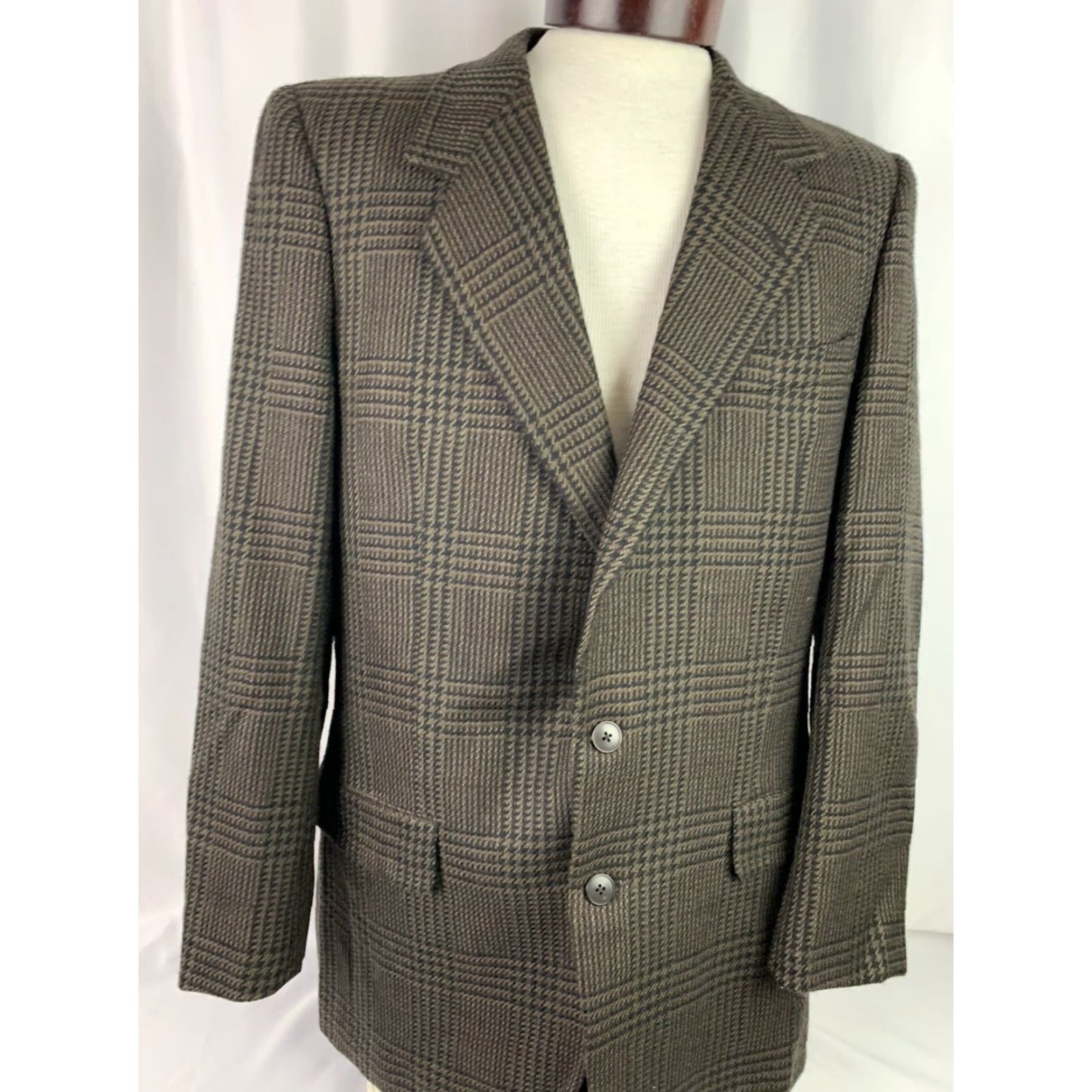 Bloomingdale's VINTAGE Bloomingdale's 42L Brown Plaid Wool Sports Coat 2 button Men’s Jacket Wool Sports Bloomingdale's Brown Plaid 42L 2 button Mens 90s style Size US XS / EU 42 / 0 - 3 Thumbnail
