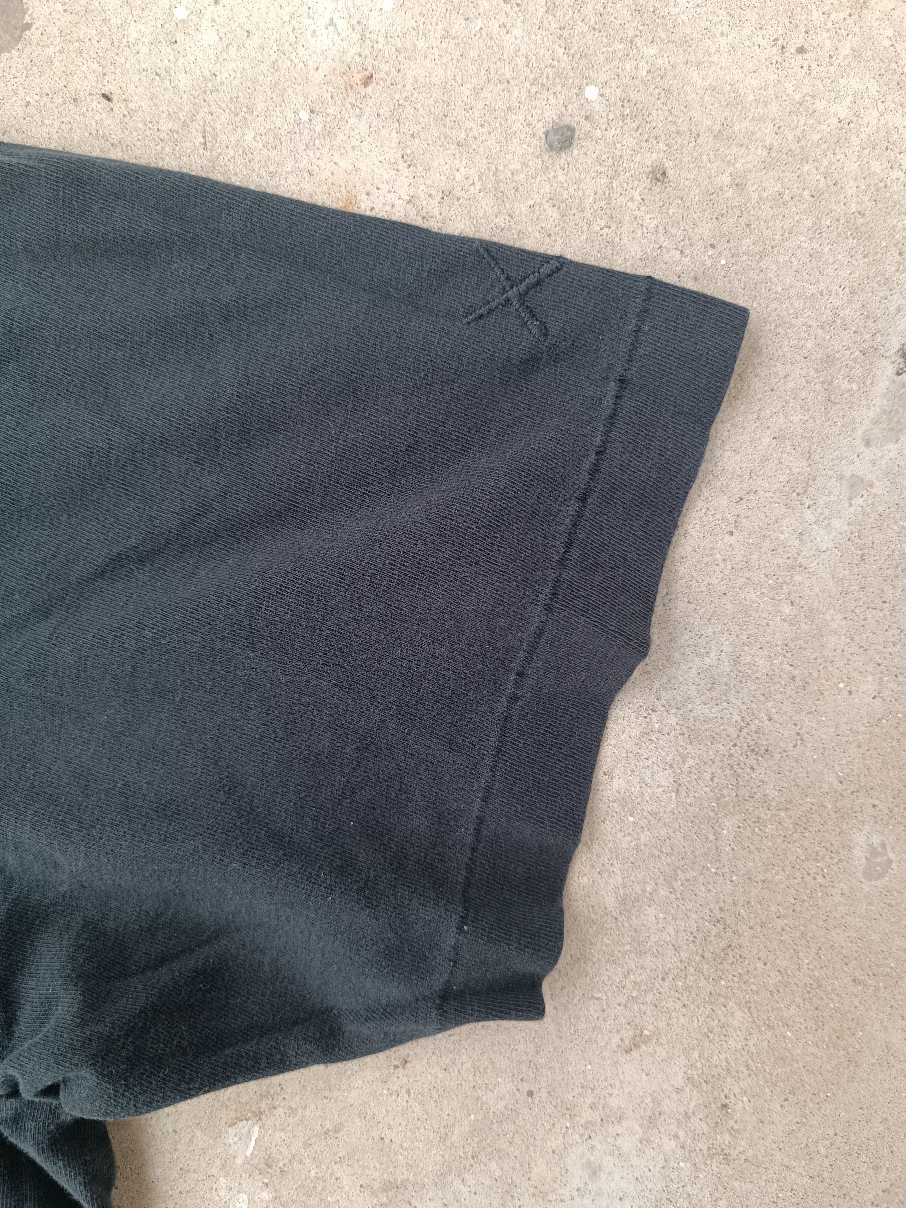 Japanese Brand × Kaws × Uniqlo kaws x uniqlo tee Size US XL / EU 56 / 4 - 3 Thumbnail