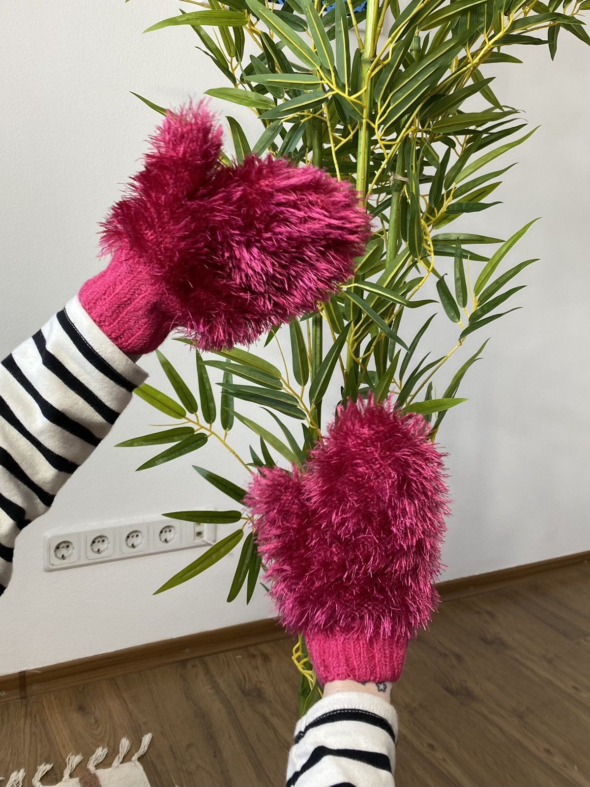 Vintage CUTE FLUFFY MOHAIRE CRIMSON GLOVES MITTENS Size ONE SIZE - 1 Thumbnail