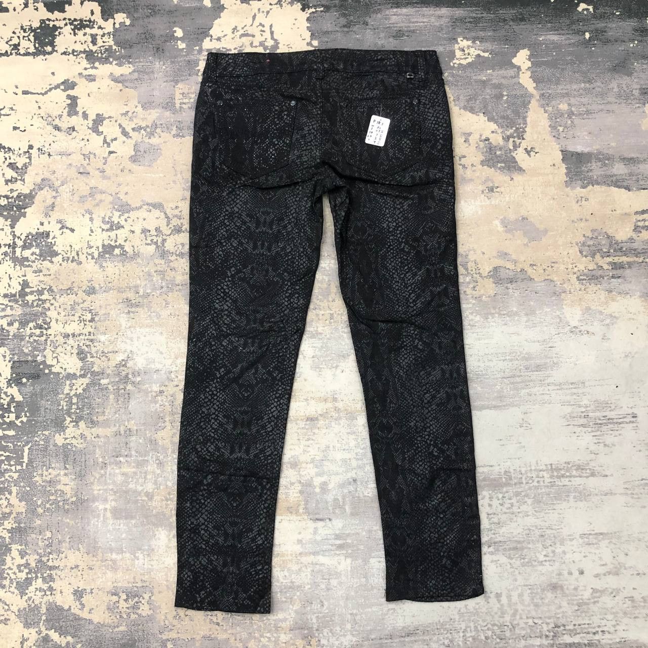 Almost Famous P787 ALMOST FAMOUS SNAKE SKIN MOTIF SKINNY JEANS Size US 32 / EU 48 - 2 Thumbnail