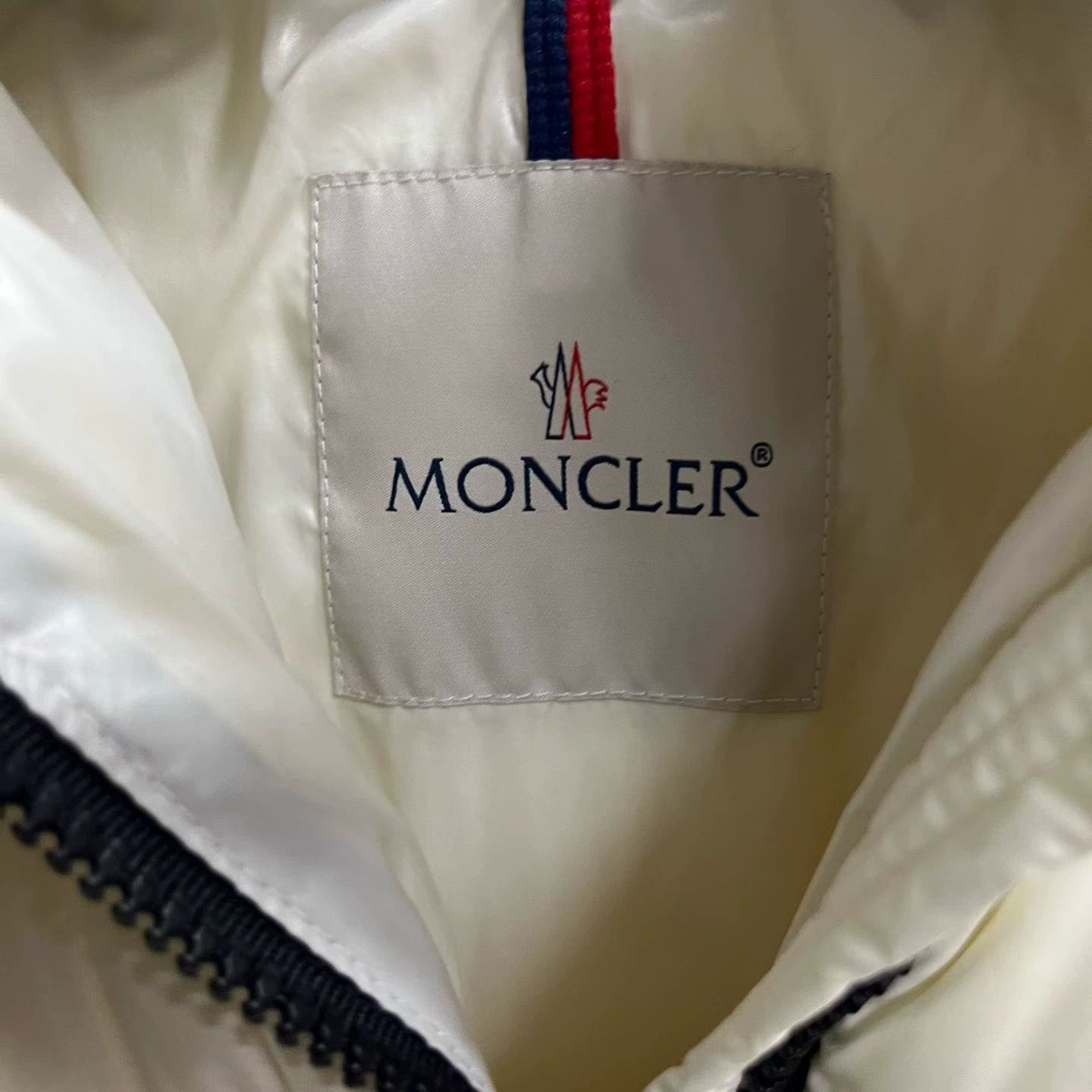 Moncler moncler white detachable hooded down jacket Size US S / EU 44-46 / 1 - 2 Thumbnail
