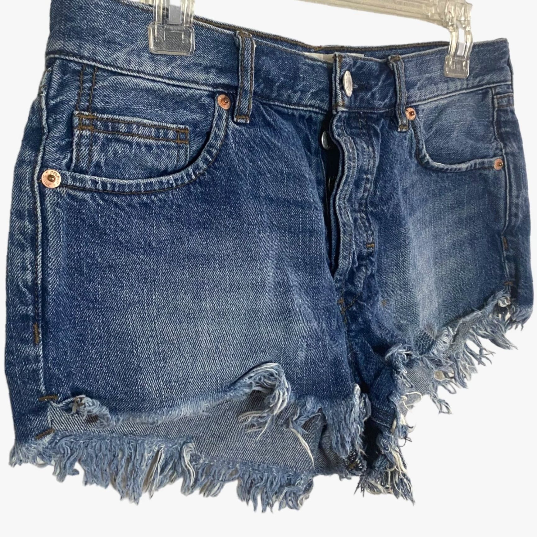 Free People VINTAGE Free People We The Free Jean Shorts Womens 27 Blue Denim Raw Hem Cut Off Size 27" / US 4 / IT 40 - 4 Thumbnail