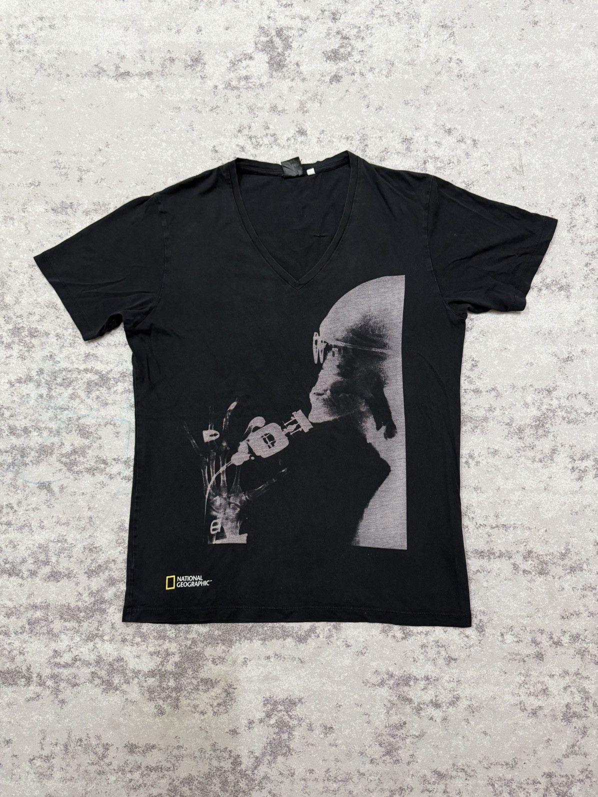 Uniqlo National Geographic X Uniqlo Vneck Tshirt Size US M / EU 48-50 / 2 - 1 Thumbnail
