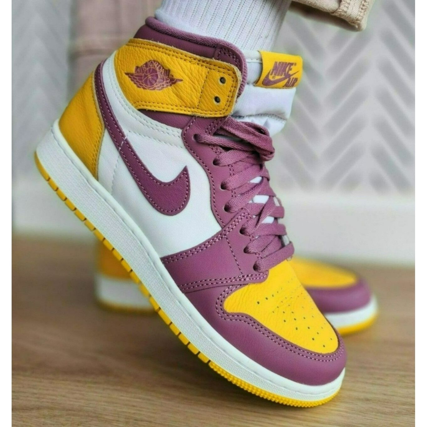 image of Nike New 6Y 7.5 Women's Air Jordan 1 Retro High OG Aj1 Shoes in Pink