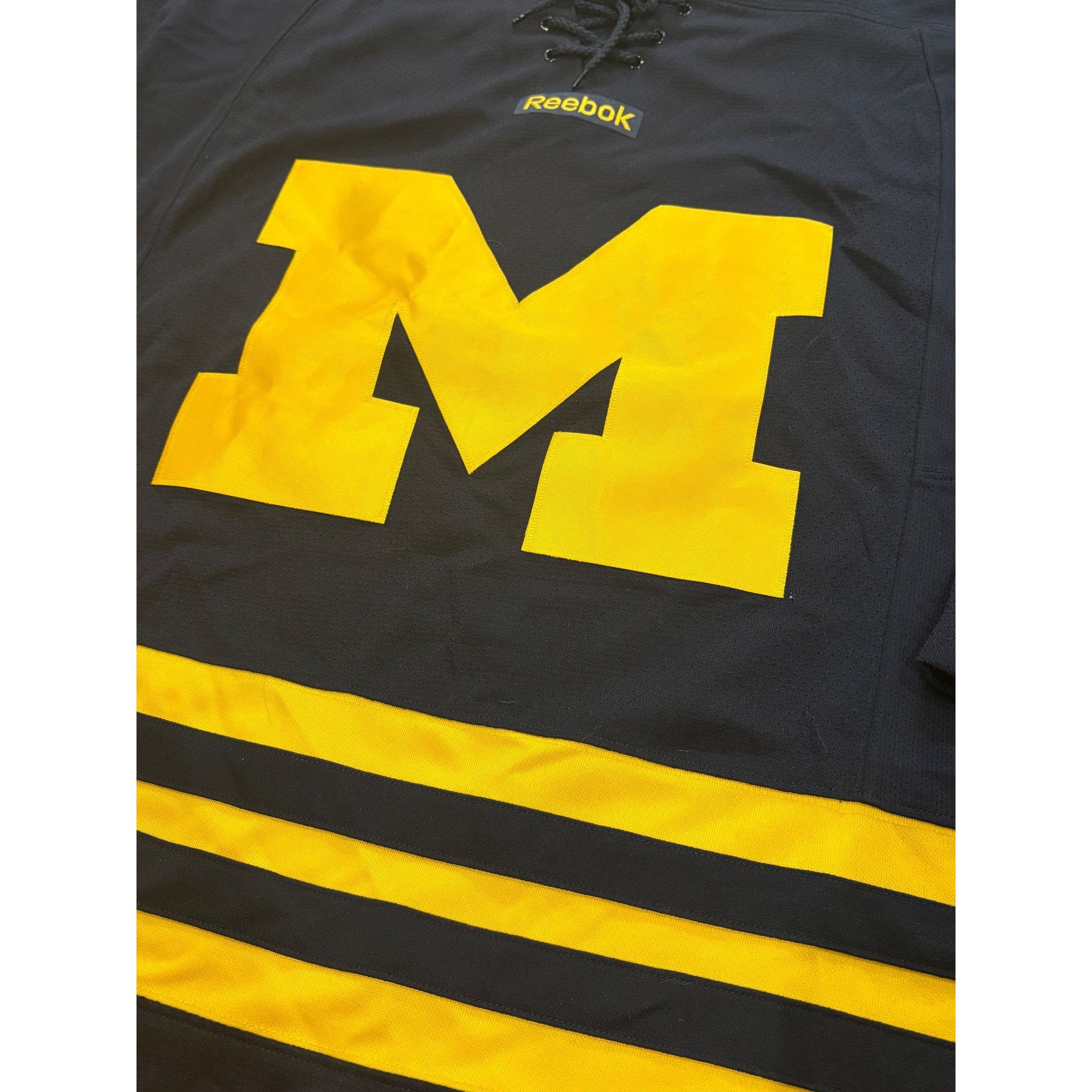 Reebok Reebok University of Michigan Wolverines NCAA Hockey Jersey Size US M / EU 48-50 / 2 - 5 Thumbnail
