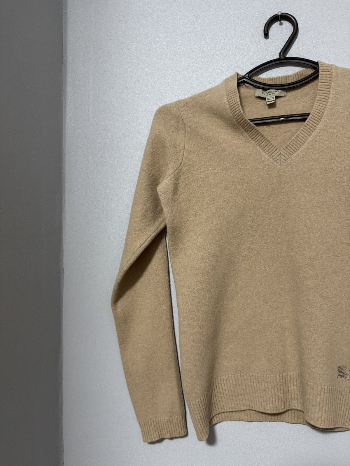 Burberry Burberry London 100 % Cashmere V-Neck Sweater Soft Knit Size S / US 4 / IT 40 - 2 Thumbnail