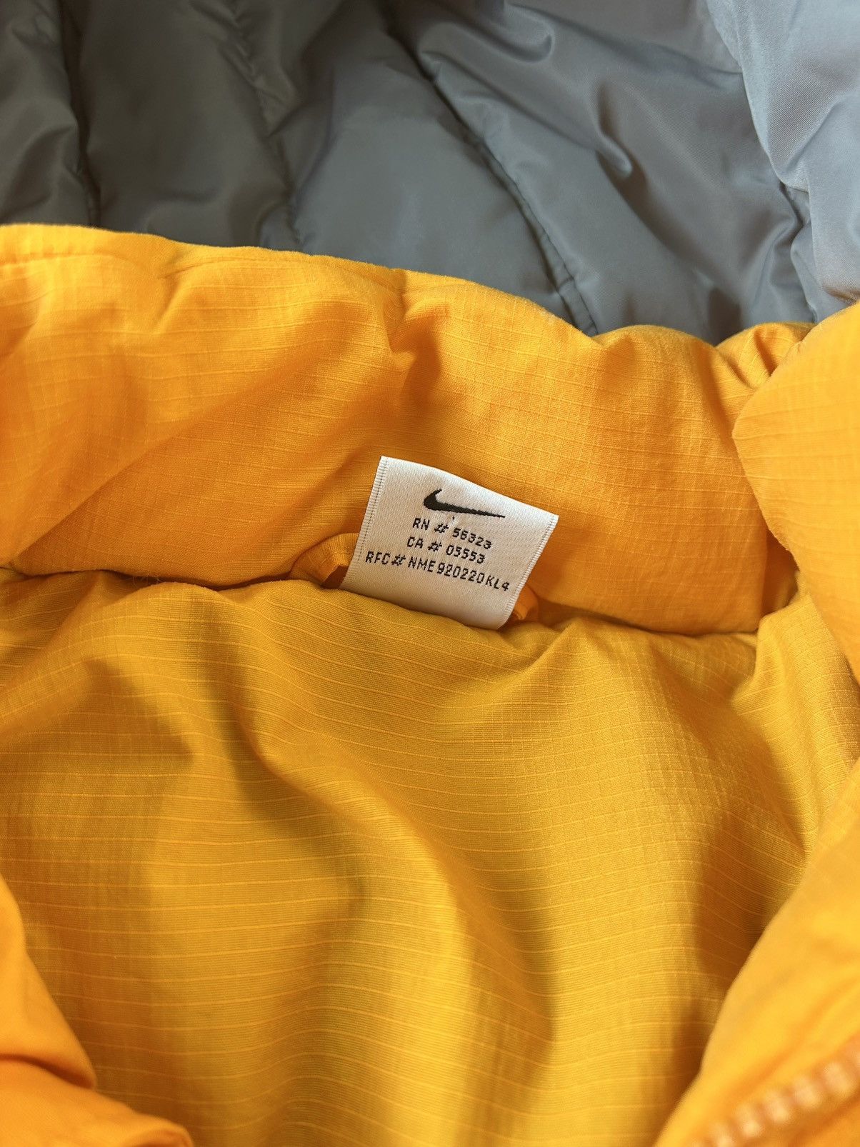 Nike × Vintage Nike vintage puffer jacket big logo 90s orange Size US L / EU 52-54 / 3 - 9 Thumbnail