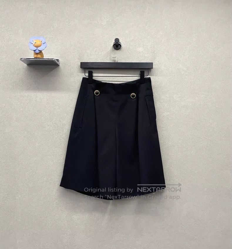 Louis Vuitton Louis Vuitton Jeweled button-down pleated black shorts Size US 34 / EU 50 - 1 Thumbnail