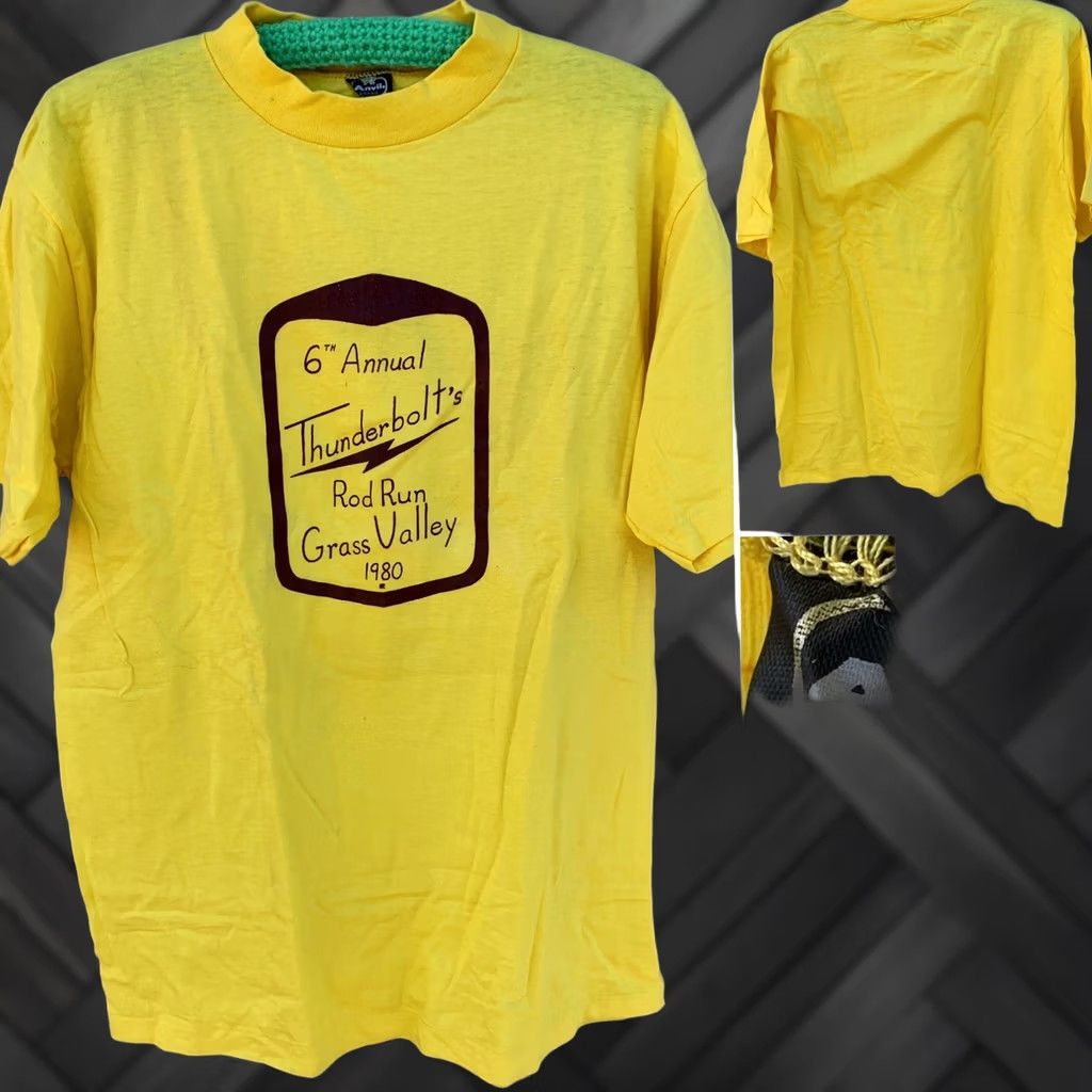 Anvil VINTAGE 6th Annual Thunderbolts Rod Run Grass Valley 1980 T-Shirt XL 80s Yellow Anvil Unisex Graphic Tee Size US XL / EU 56 / 4 - 1 Thumbnail