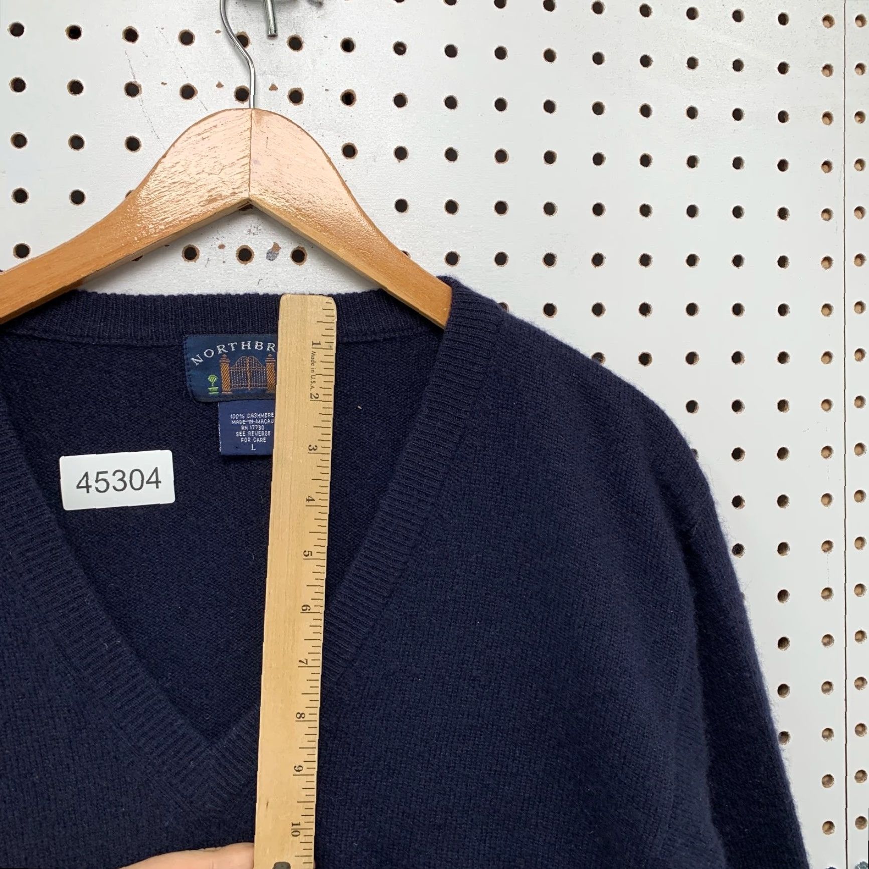 Vintage VINTAGE Northbriar Sweater Mens Large 100% Cashmere Navy Blue V-Neck Pullover Knit Winter Casual Mens Size US L / EU 52-54 / 3 - 6 Thumbnail