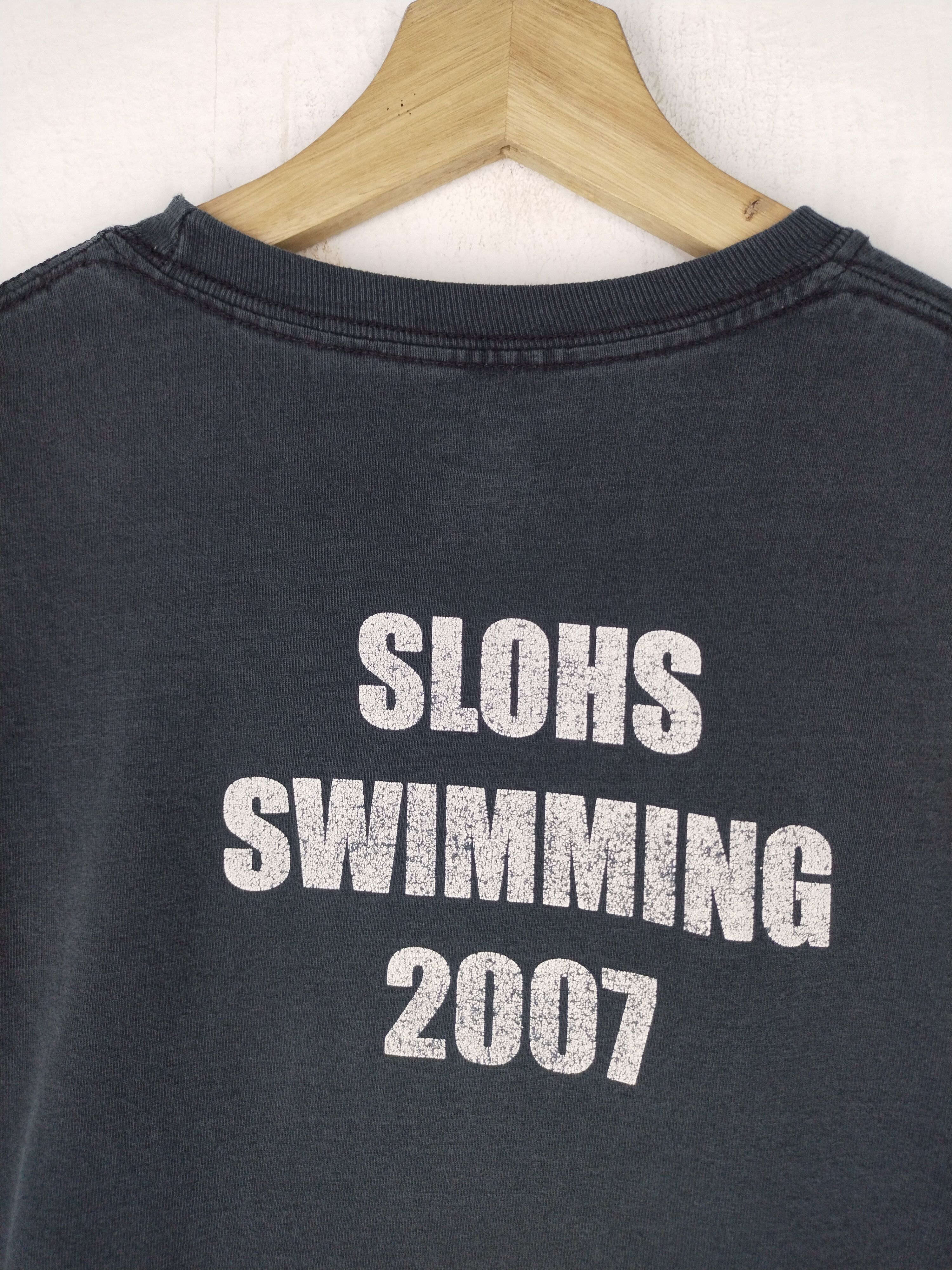 Vintage Vintage Boys Swim and Dive Faded Black Tee Size US S / EU 44-46 / 1 - 8 Thumbnail