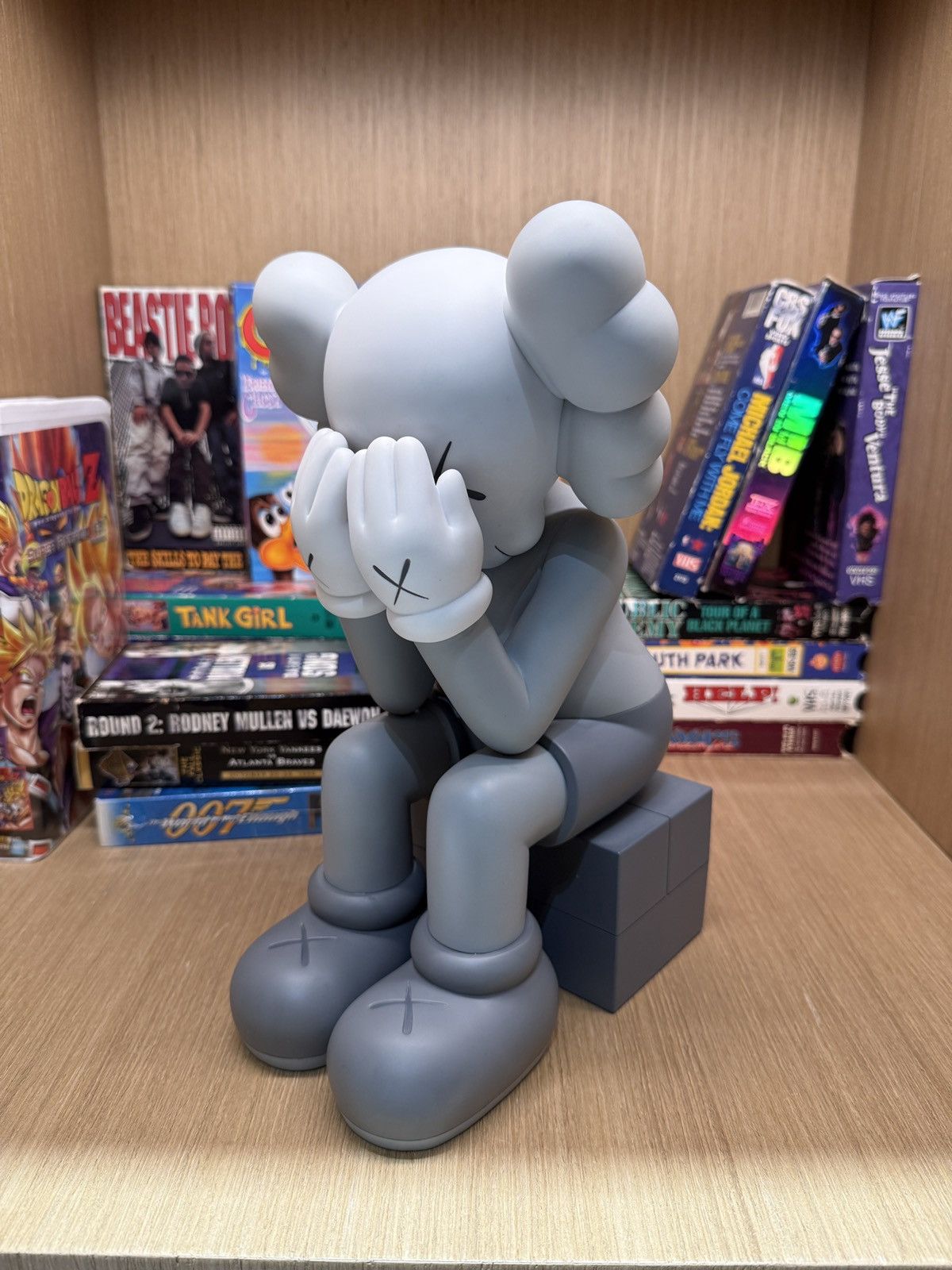 Kaws 2013 Kaws Passing Through Companion Gray Figure with Box Size ONE SIZE - 2 Thumbnail