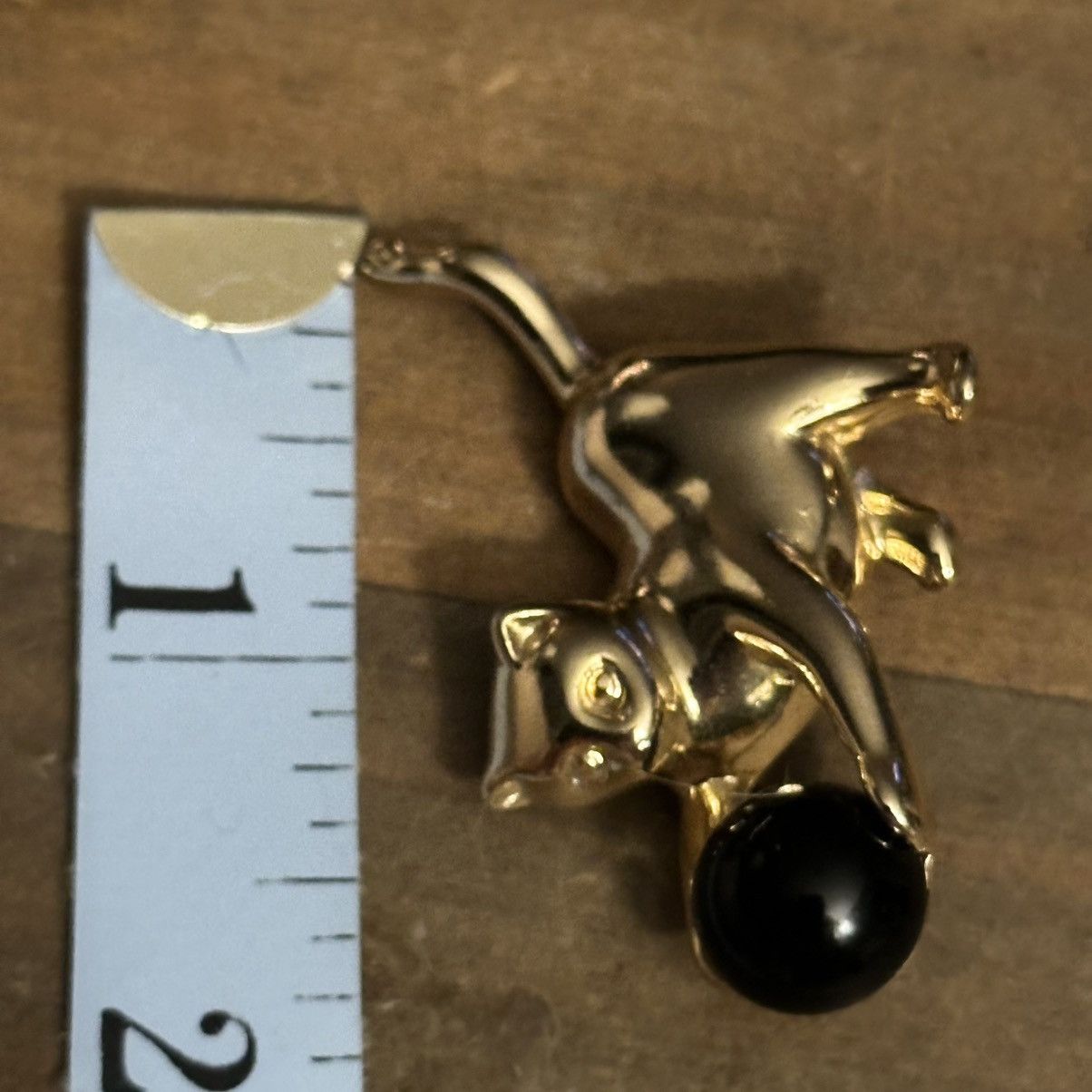 Vintage Vintage gold tone cat playing with a ball brooch Size ONE SIZE - 2 Thumbnail
