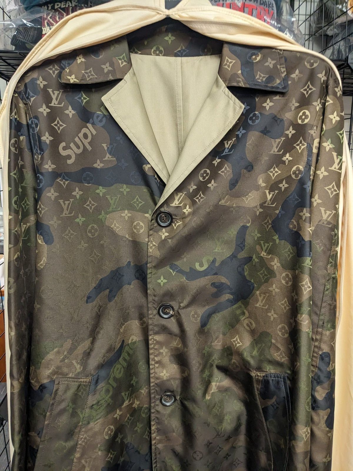 Louis Vuitton 2017 SUPREME X LOUIS VUITTON REVERSIBLE TRENCH COAT JACKET Size US M / EU 48-50 / 2 - 6 Thumbnail