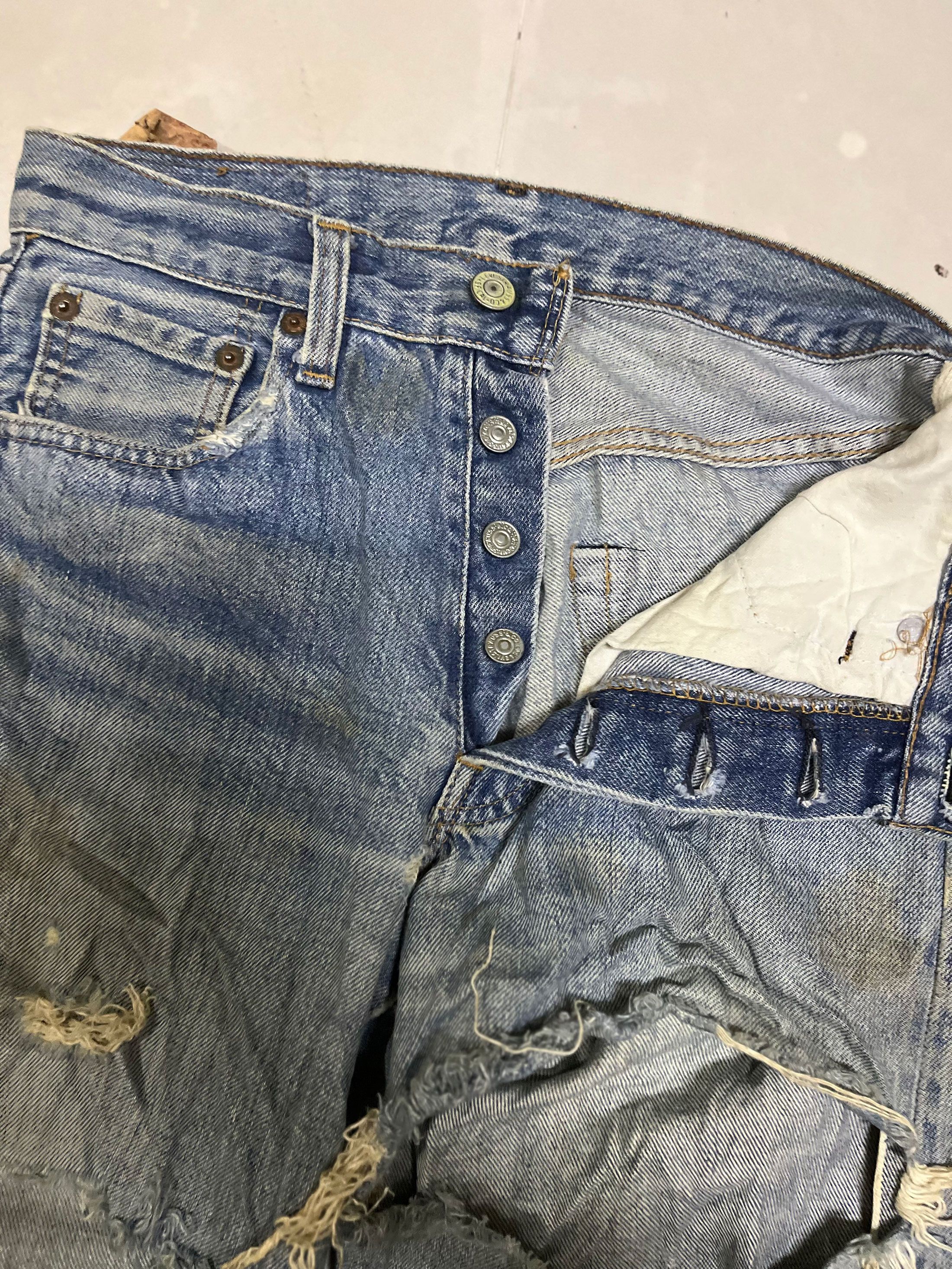 Levi's Vintage Clothing Distressed Vintage Levis 501 Selvedge Size US 28 / EU 44 - 3 Thumbnail