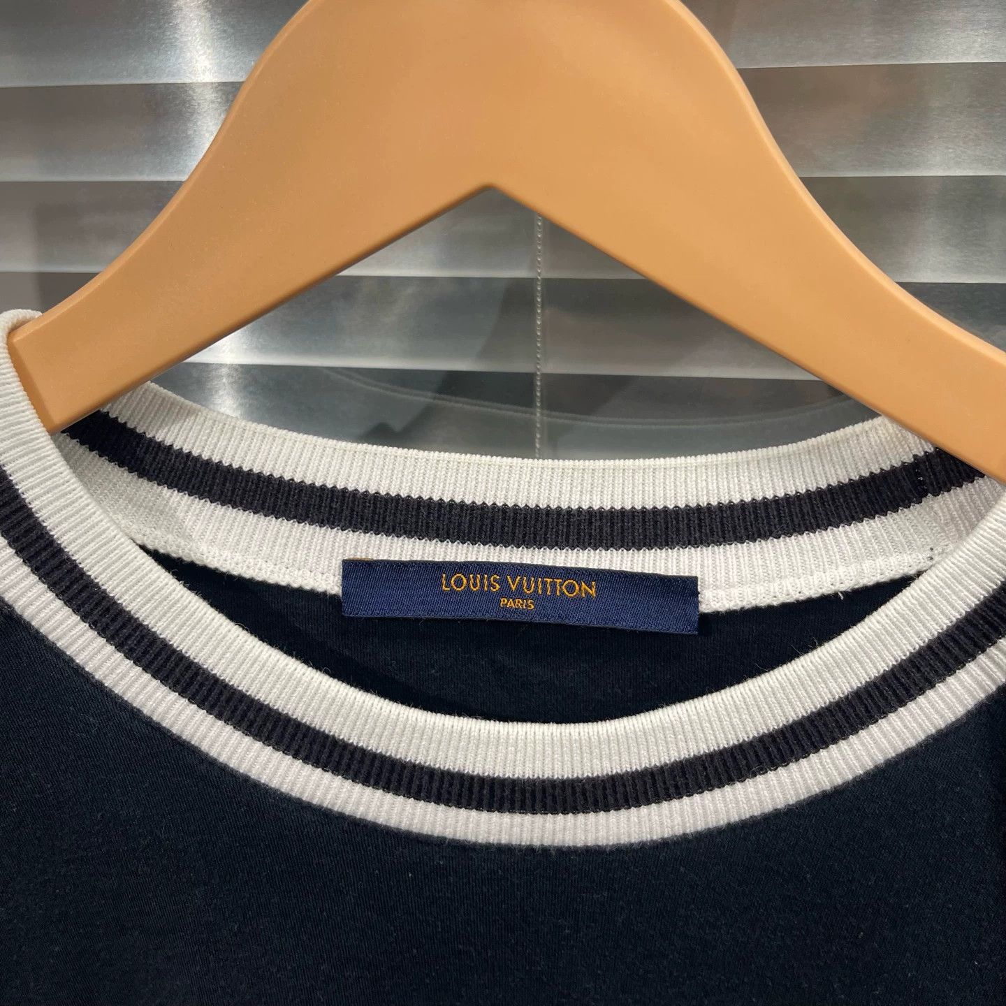 Louis Vuitton Louis Vuitton Inverted Logo Embroidered Short Tee XL Size US XL / EU 56 / 4 - 3 Thumbnail