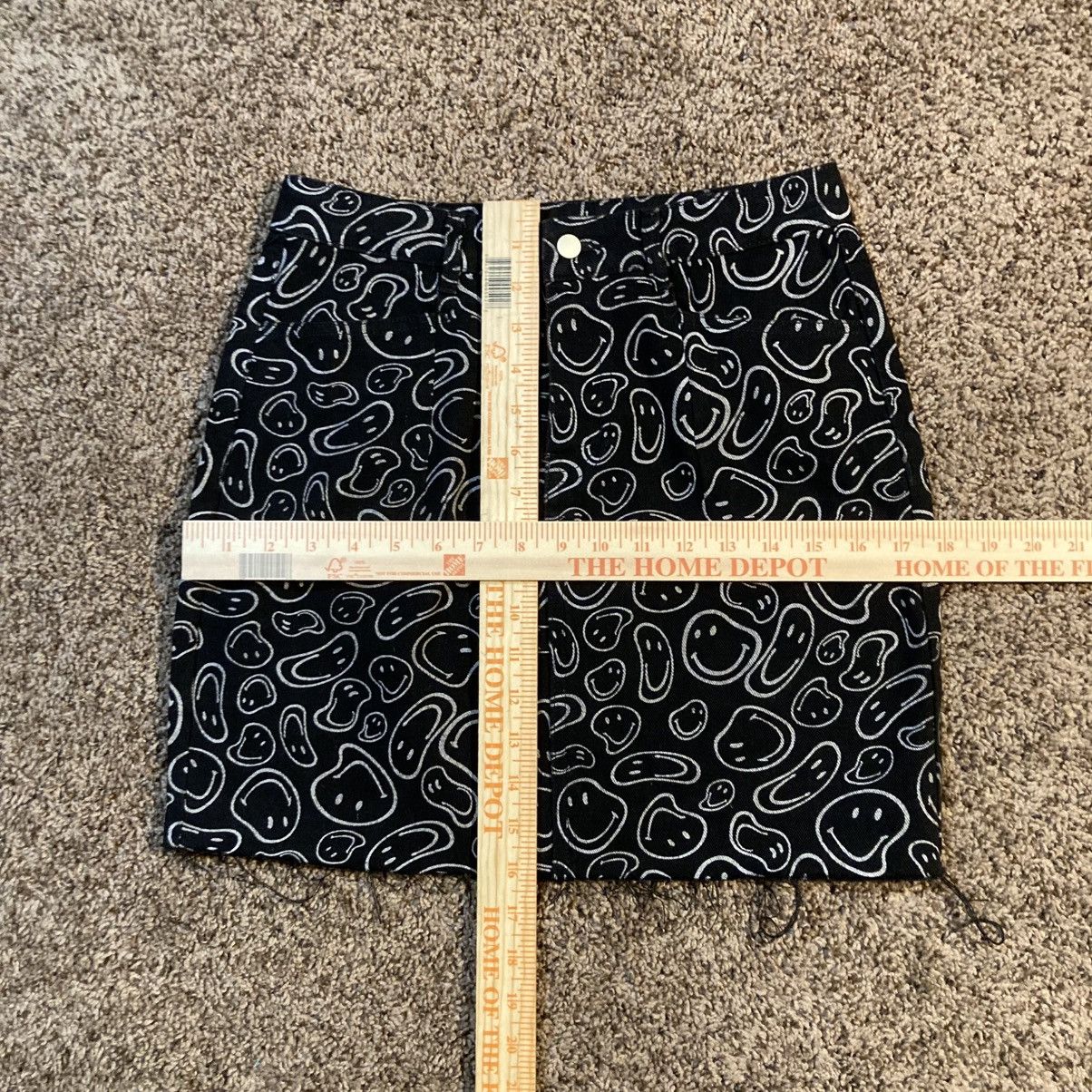Designer × Vintage En;semble Y2K Black and white smiley face mini skirt size s Size 27" / US 4 / IT 40 - 2 Thumbnail