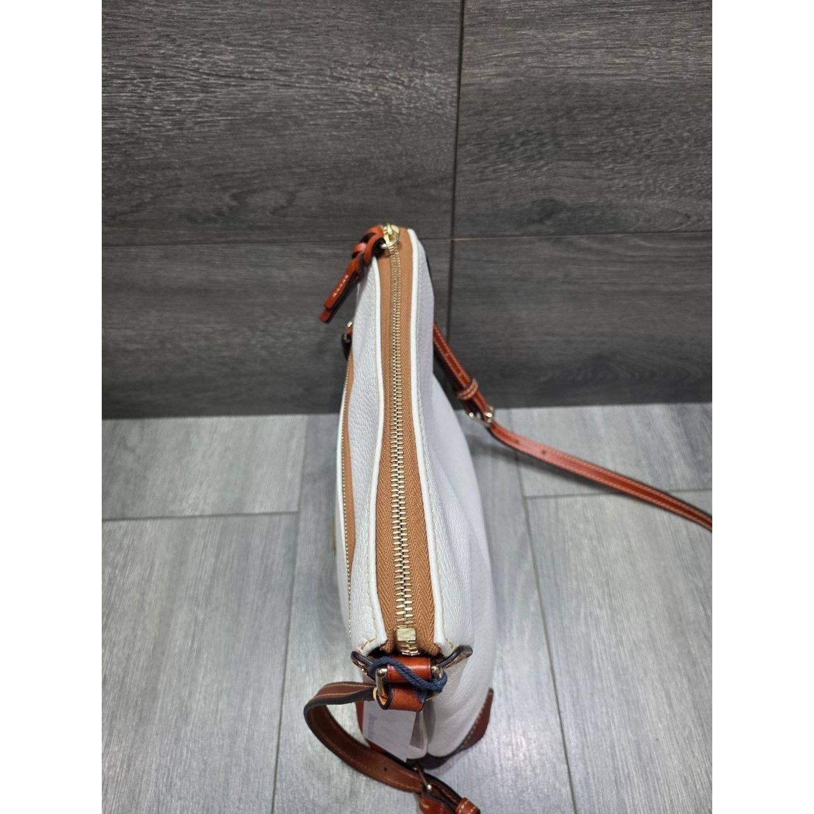 Dooney & Bourke Dooney and Bourke crossbody White Bag Pebble Leather B000556 Size ONE SIZE - 5 Thumbnail