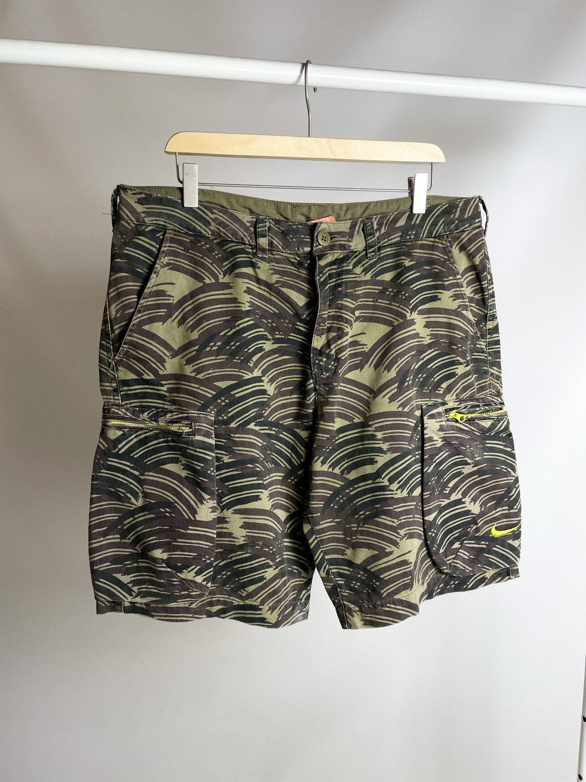 Nike 🍃 VINTAGE 🍃 Nike Wavy tropical camo Printed cargo Shorts Size US 36 / EU 52 - 1 Thumbnail