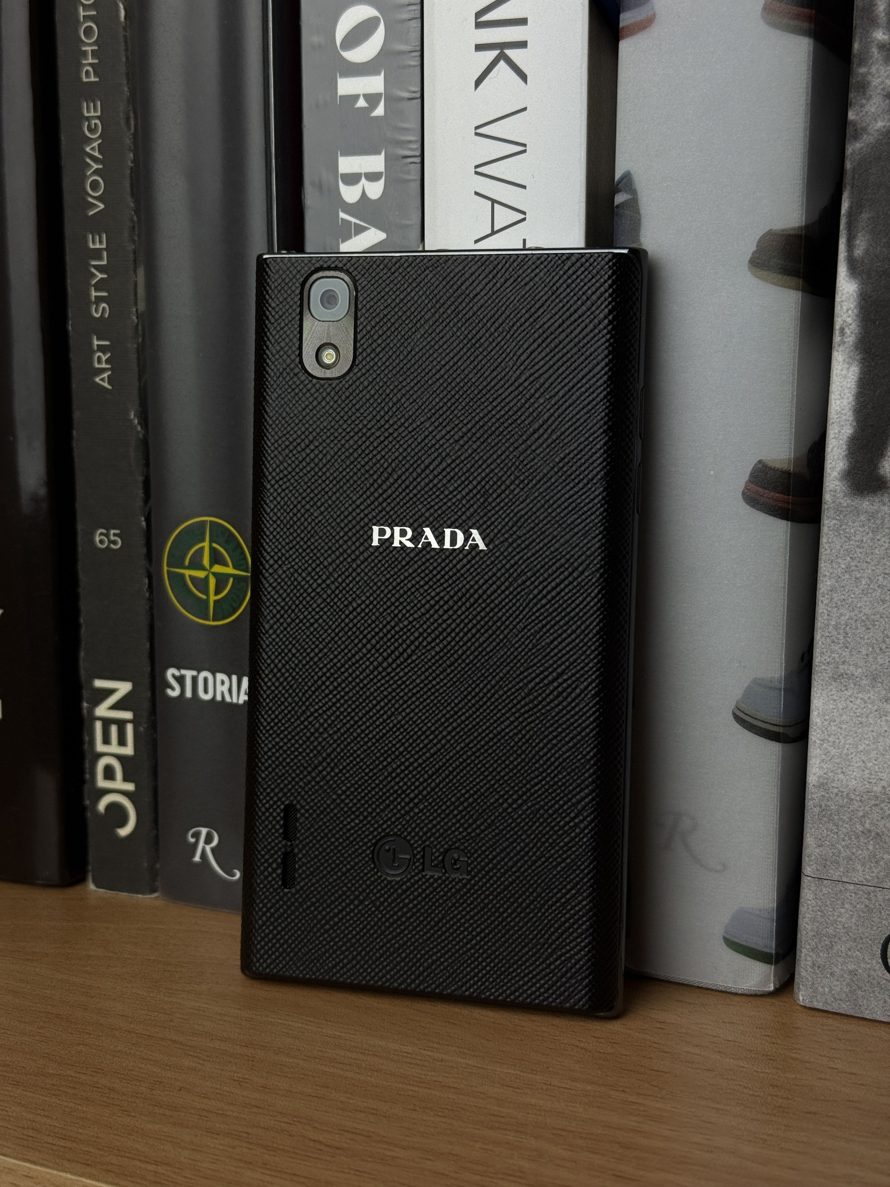 Prada Prada trap phone by LG Size ONE SIZE - 1 Thumbnail