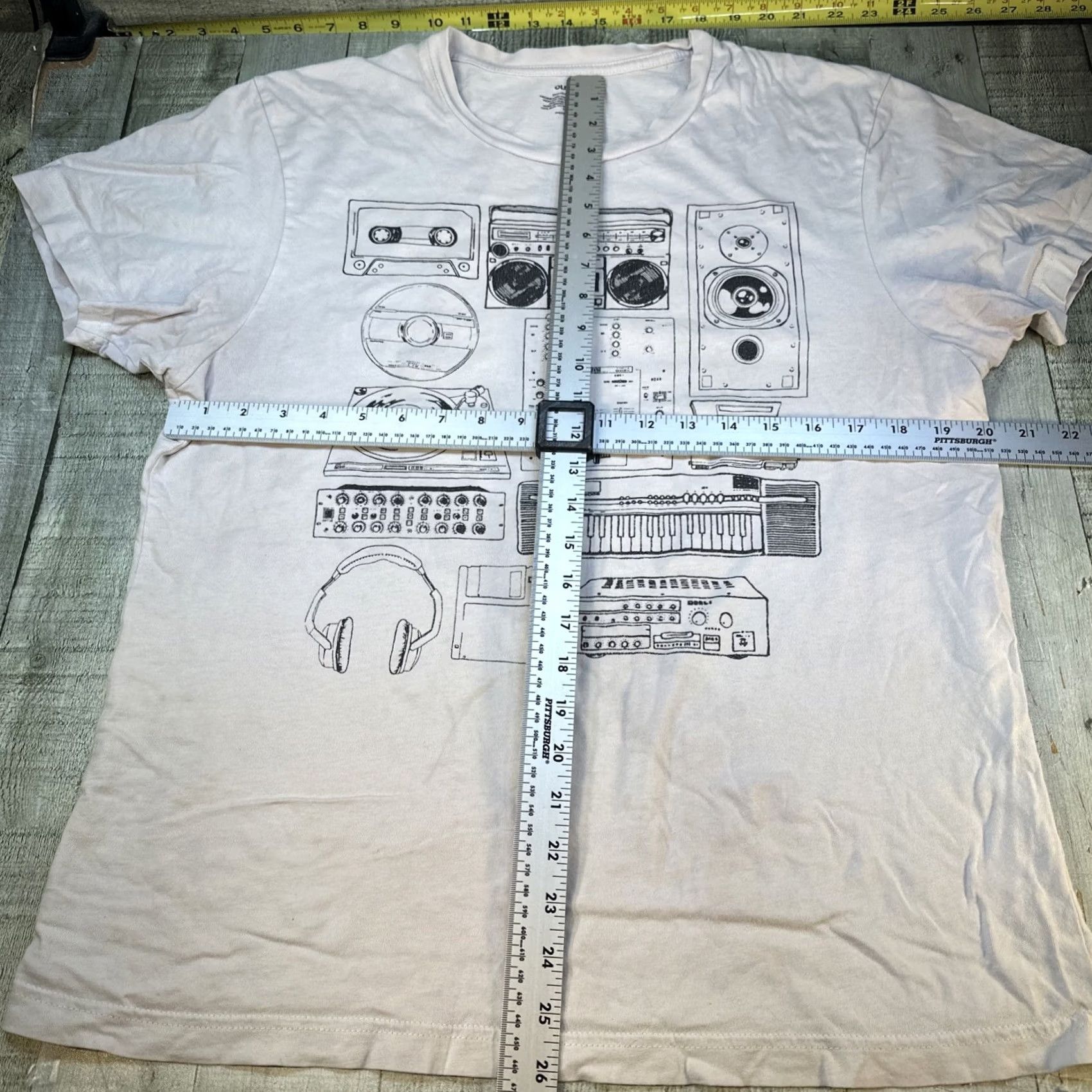 Old Navy Old Navy T-Shirt Men White Size L Graphic Retro Music Boombox Tee Size US L / EU 52-54 / 3 - 3 Thumbnail