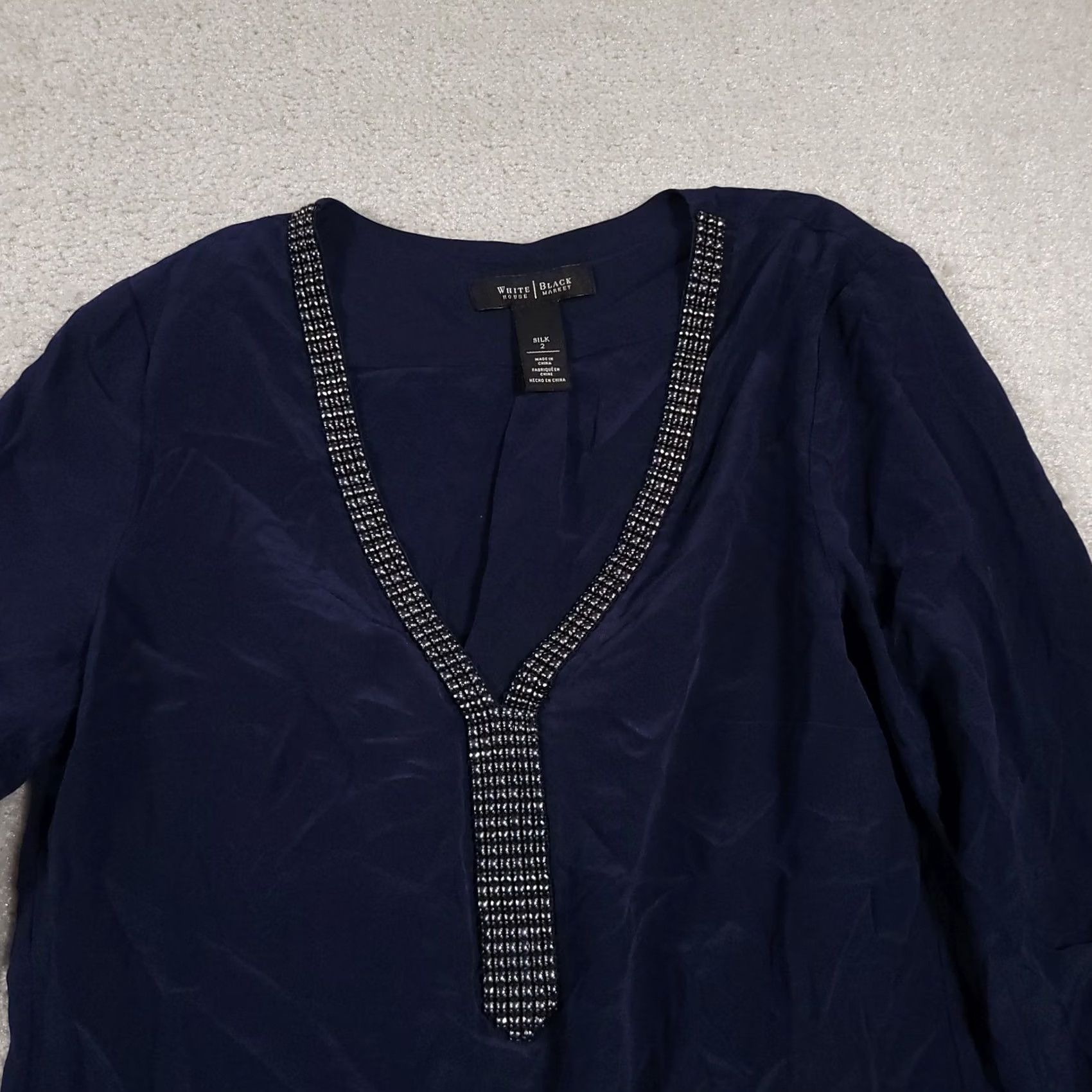 White House Black Market VINTAGE White House Black Market Tunic Womens 2 Navy Blue Silk Embellished V-Neck Blouse Top Size XS / US 0-2 / IT 36-38 - 3 Thumbnail