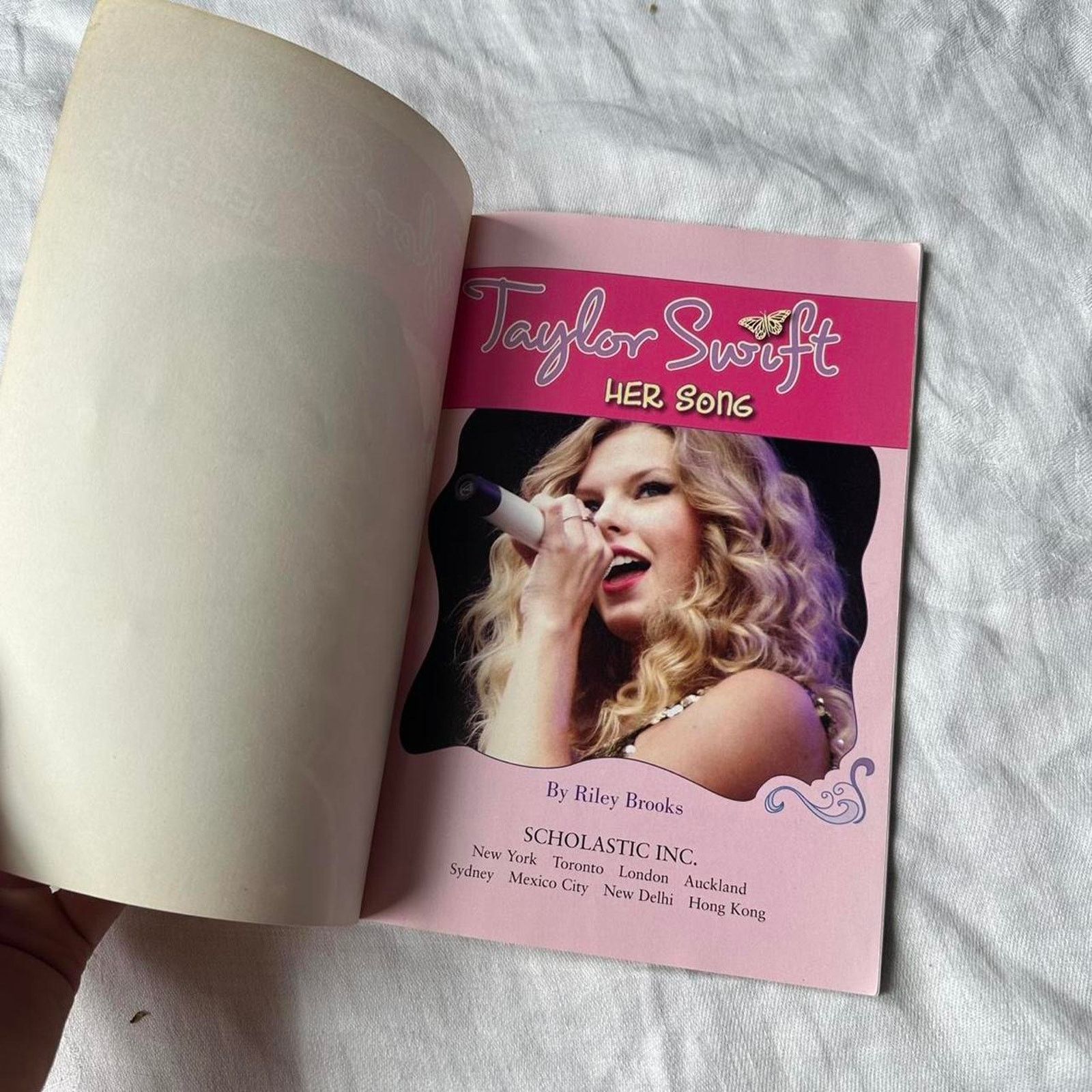 Vintage Rare Collectible Taylor Swift 2000s Her Song Scholastic Book Size ONE SIZE - 6 Thumbnail