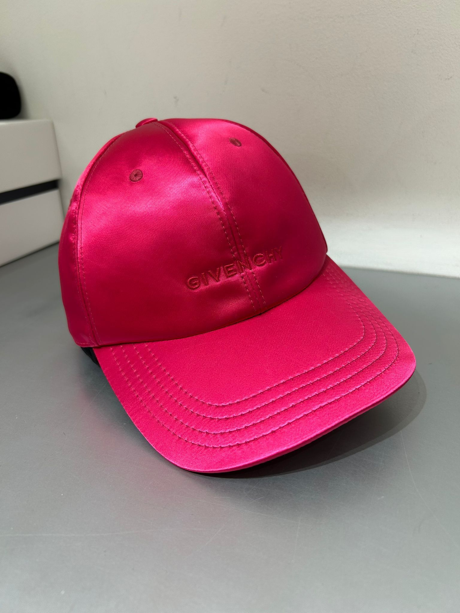 Givenchy o1srvl11e1124 Size:OS / Small Curved Cap in Neon Pink Size ONE SIZE - 1 Preview