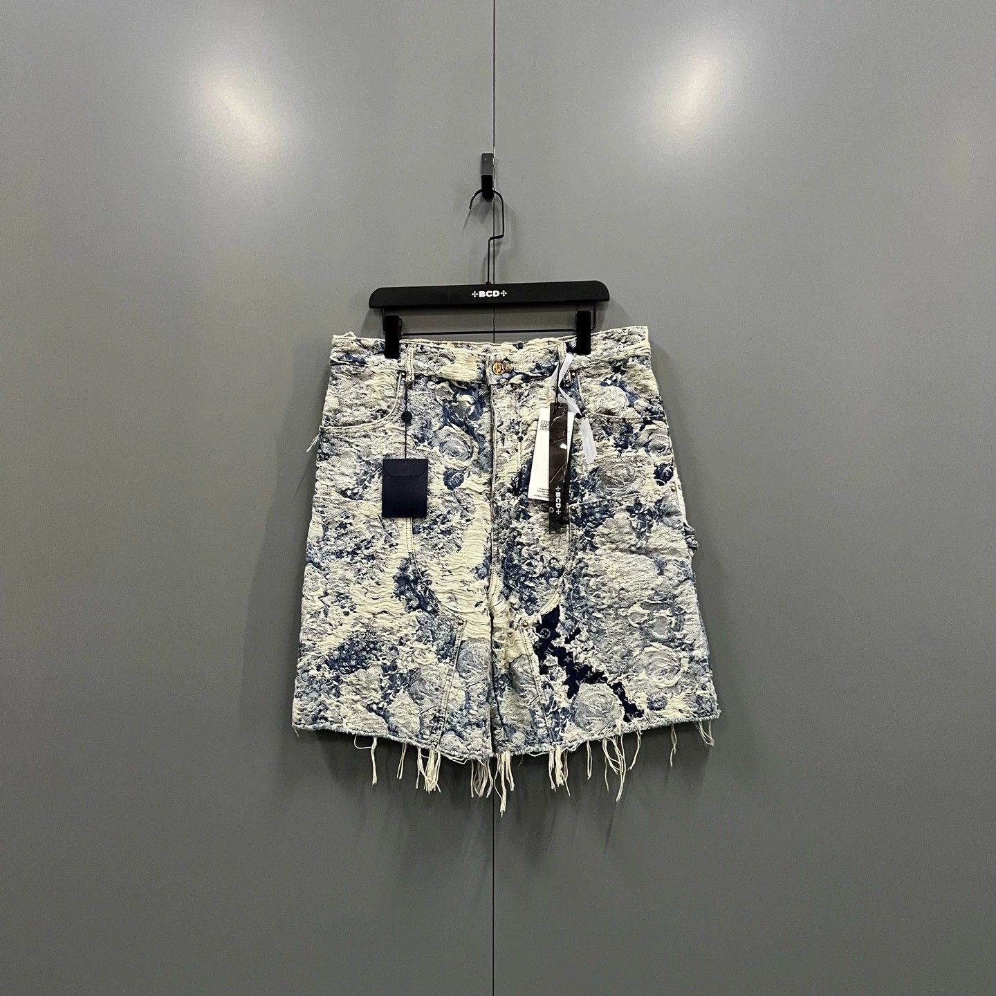 Louis Vuitton Louis Vuitton LV mixed-color floral embroidered denim shorts Size US 32 / EU 48 - 1 Thumbnail