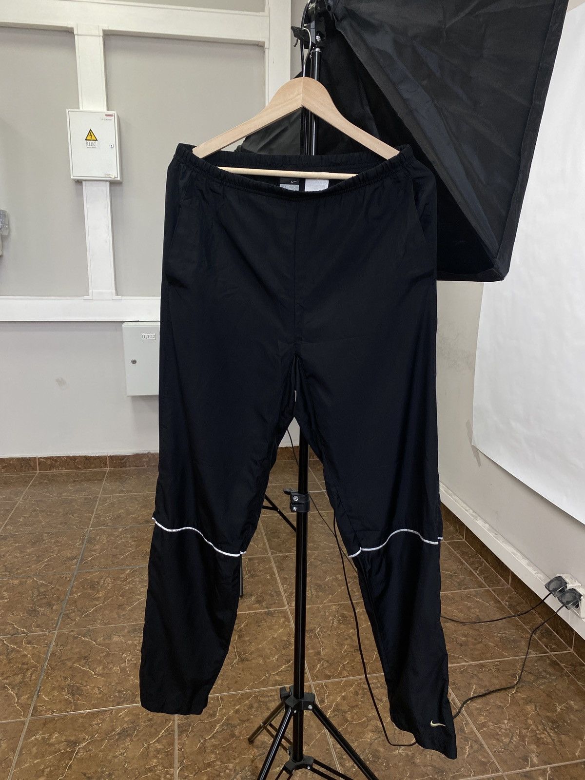 Nike 🇺🇸 Vintage 90s Nike Gold Logo Nylon Track Pants Y2K Rare Hype Size US 33 - 1 Thumbnail